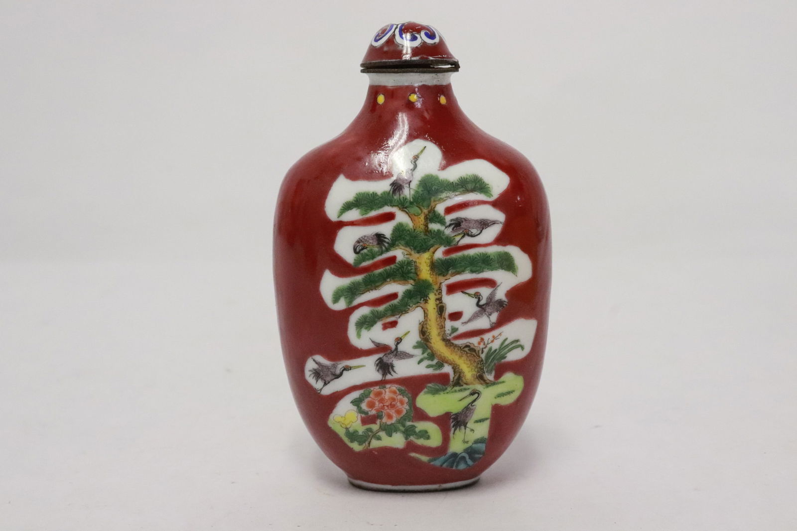 A famille rose porcelain snuff bottle: A famille rose porcelain snuff bottle, 3.1"x1.8"x1.2" (box:1.6"x3.5"x2.6")