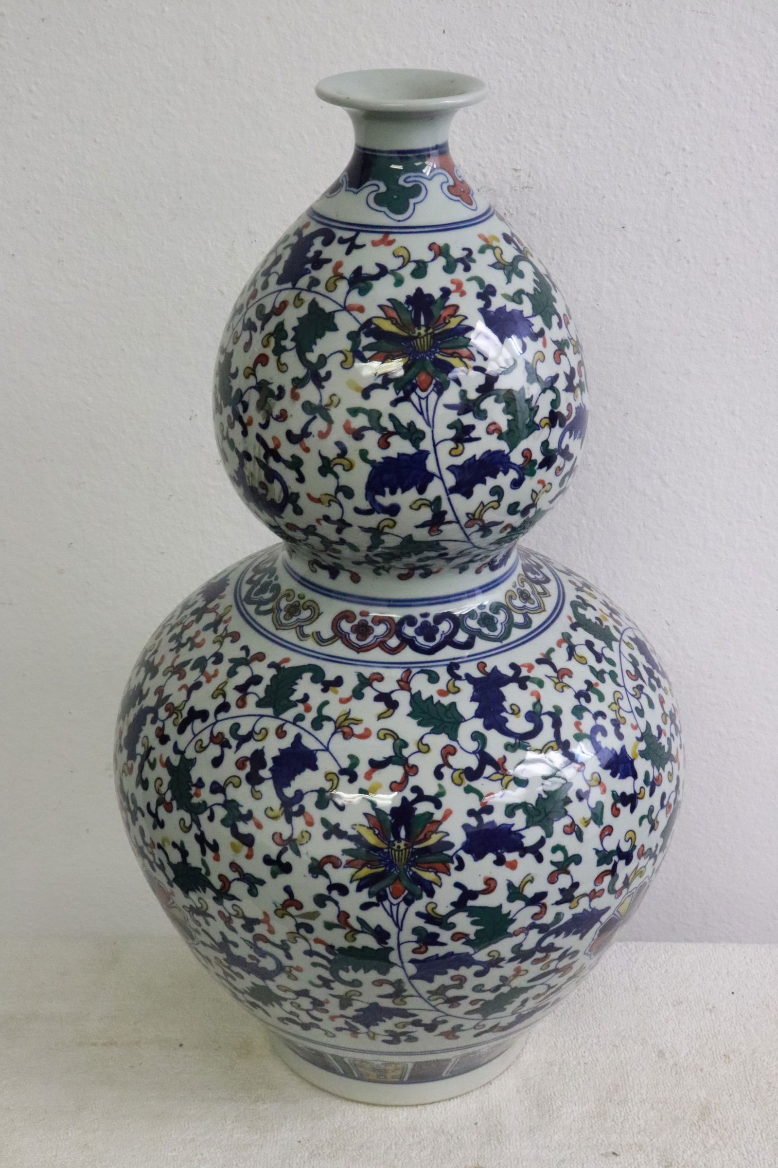 Massive Chinese wucai porcelain gourd shape vase: Massive Chinese wucai porcelain gourd shape vase, 21"x12"dia