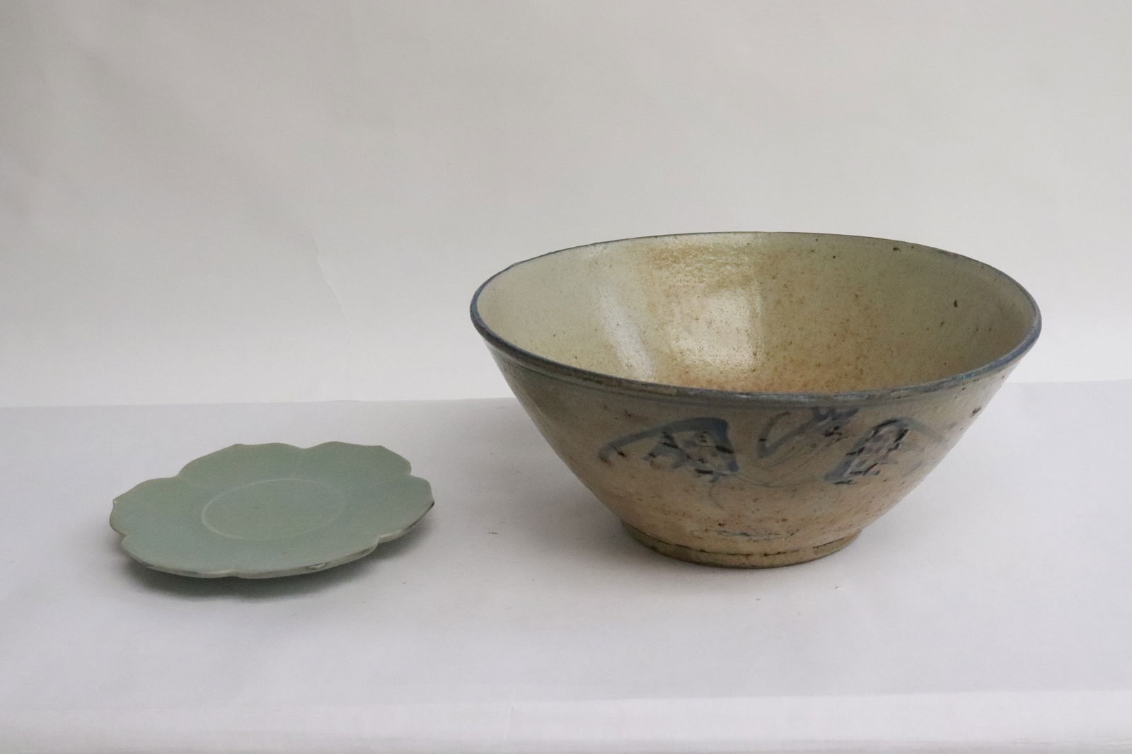 Chinese vintage b&w large bowl, & a celadon small plate: Chinese vintage blue and white large bowl (3.8"x8.8"dia), and a celadon small plate (0.7"x5"x5.3")