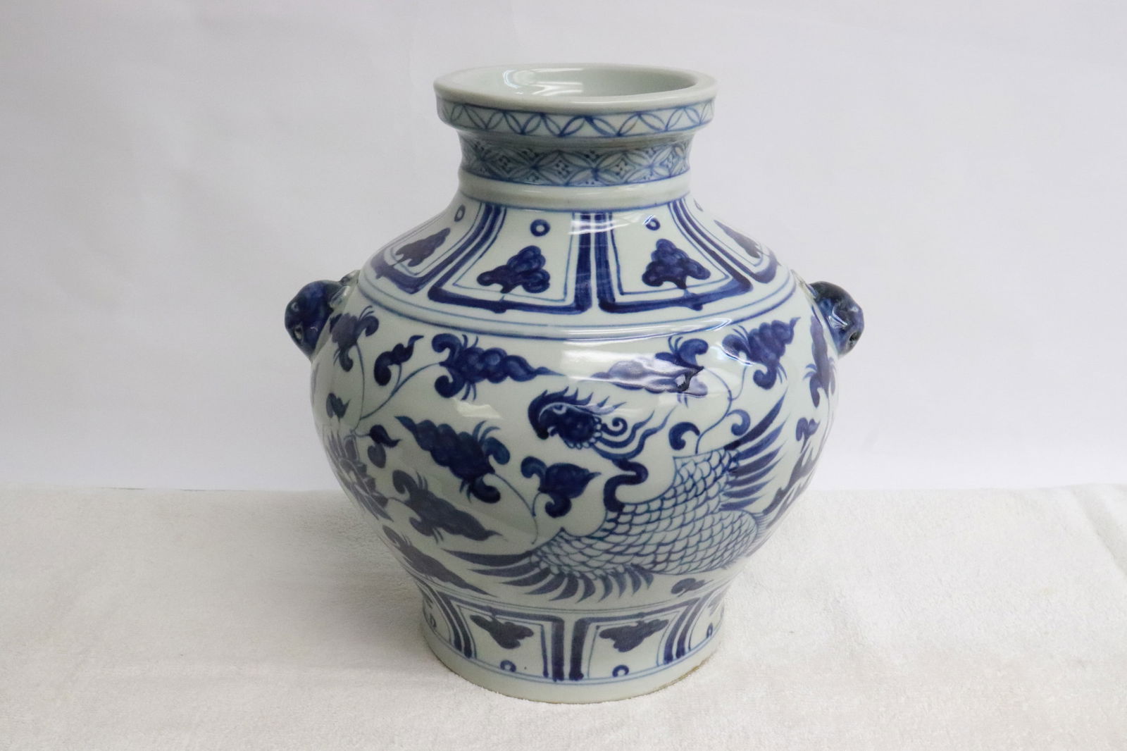 Chinese blue and white porcelain jar (1 of 9)