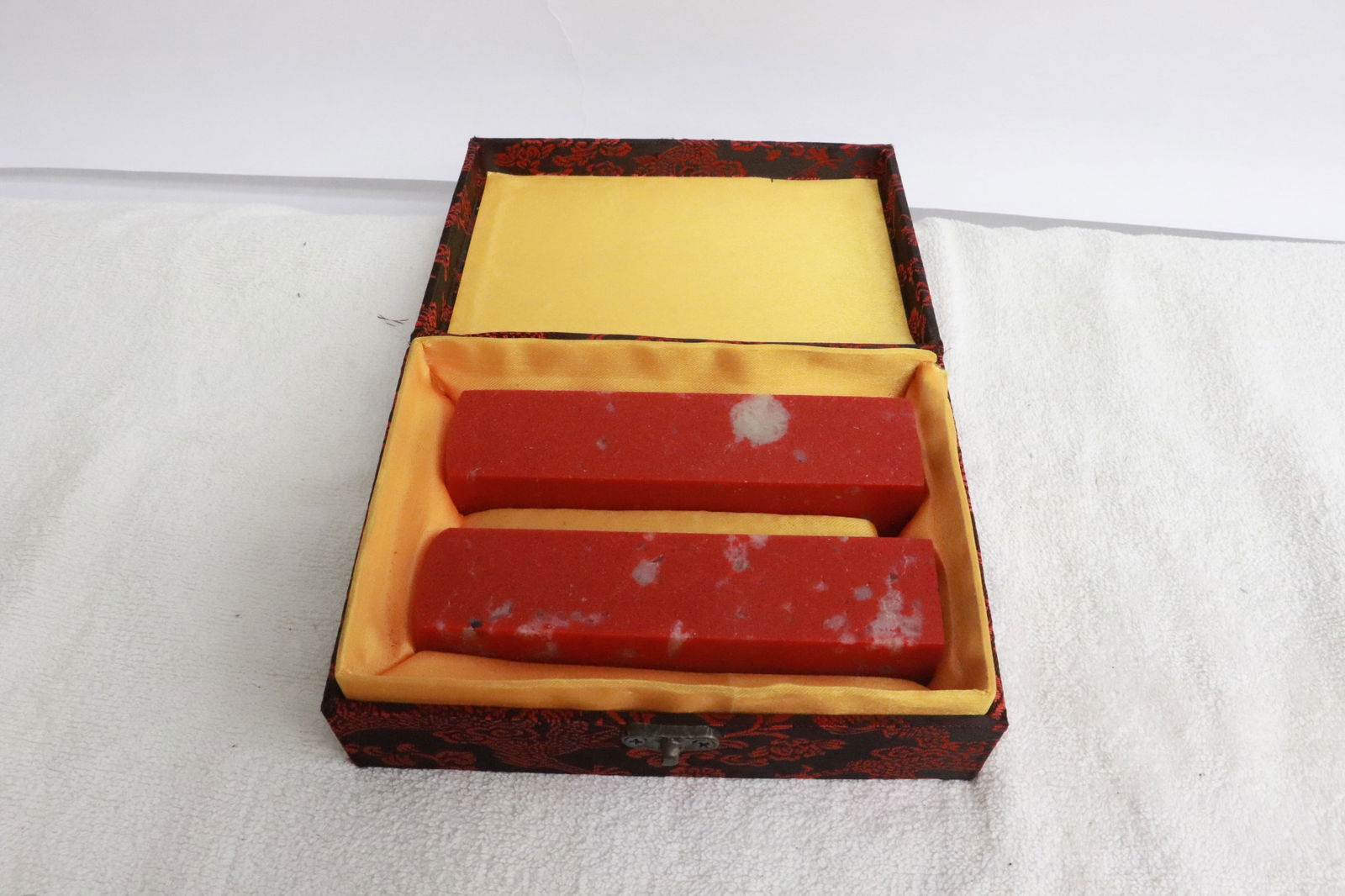 Pair stone style seals: Pair stone style seals, 5.1"x1.2"x1.2" ea (box:1.85"x6.3"x4.7")