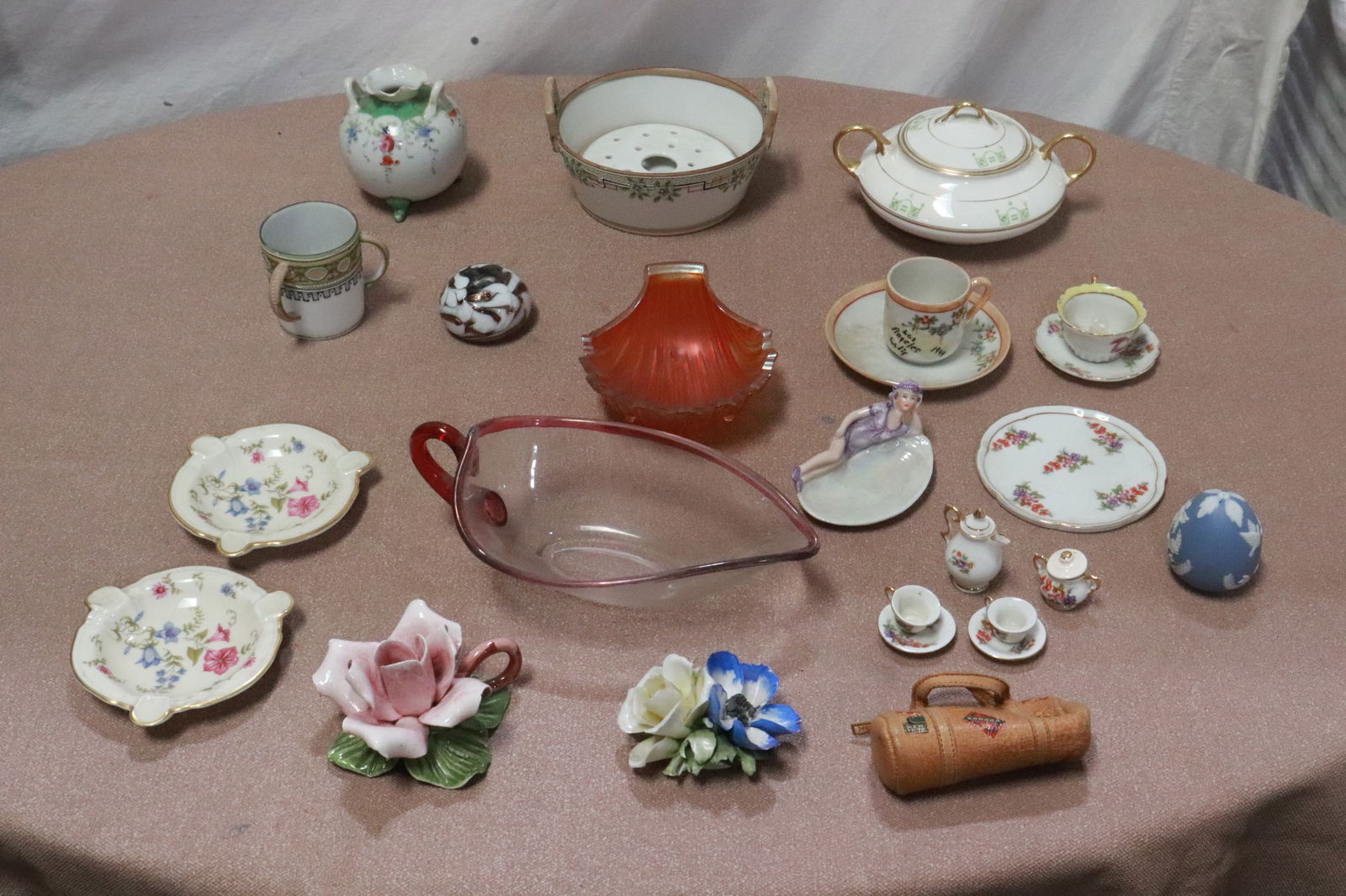 Lot of misc. porcelain and glasses: Lot of misc. porcelain and glasses