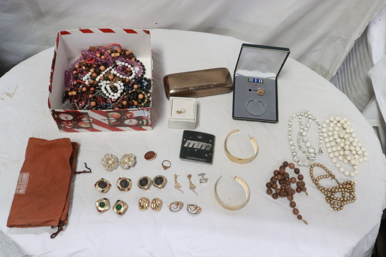 Lot of misc. jewelry: Lot of misc. jewelry