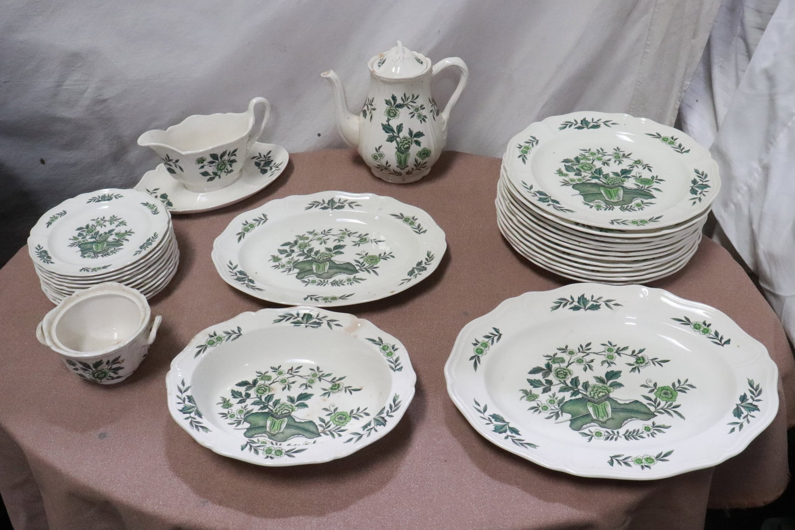 Lot of Wedgwood china in green leaf pattern: Lot of Wedgwood china in green leaf pattern, total 29 pieces