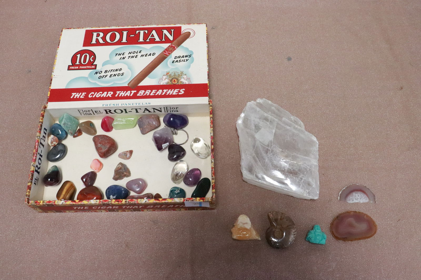 Lot of misc. geo's and fossils: Lot of misc. geo's and fossils, 0.4"x0.65"x0.18" - 5.3"x5.4"x0.9" (box:1.7"x9.65"x5.85")