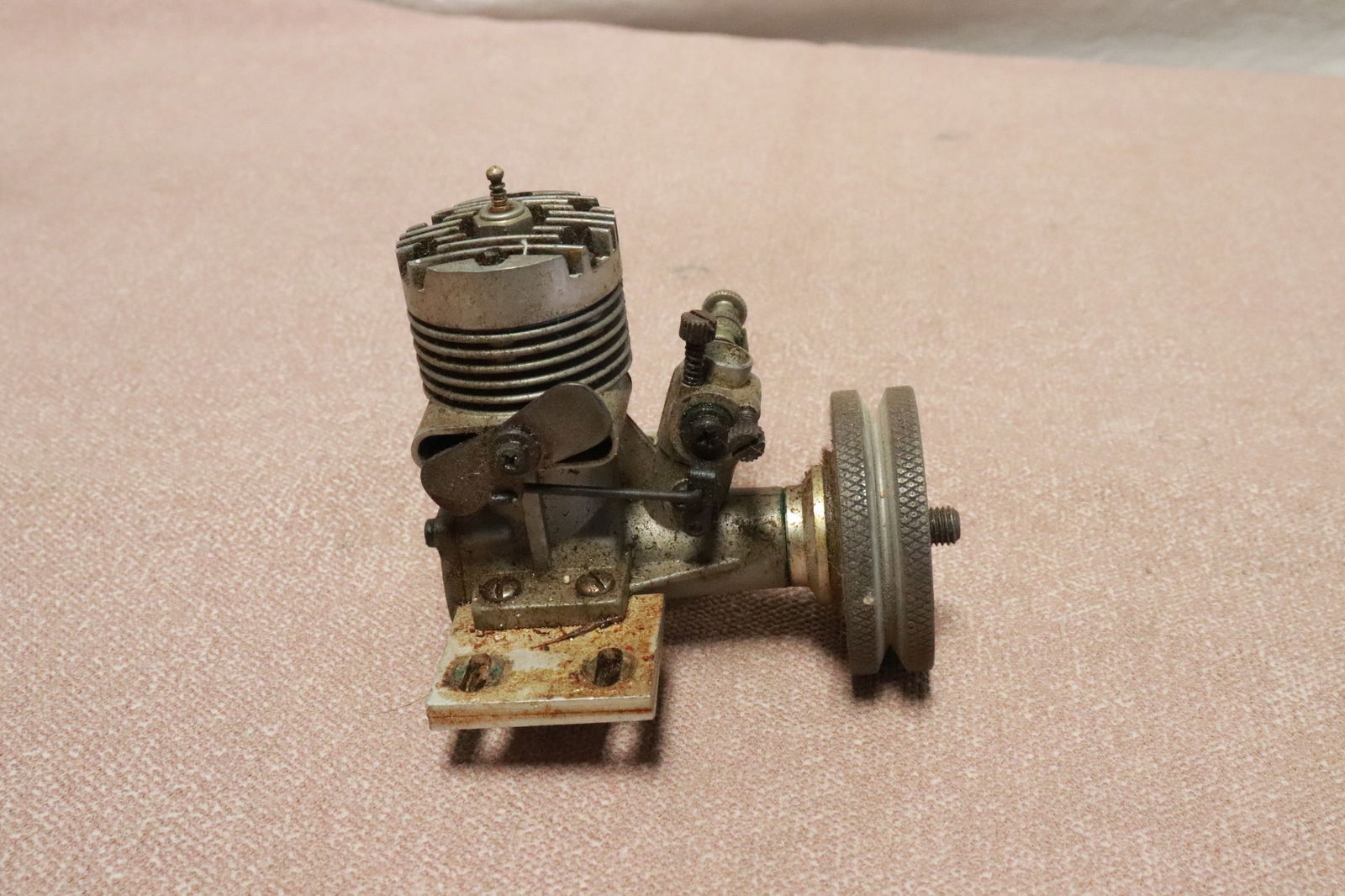 Model airplane engine, complete(?): Model airplane engine, complete(?), 3.15"x3.9"x3.15"