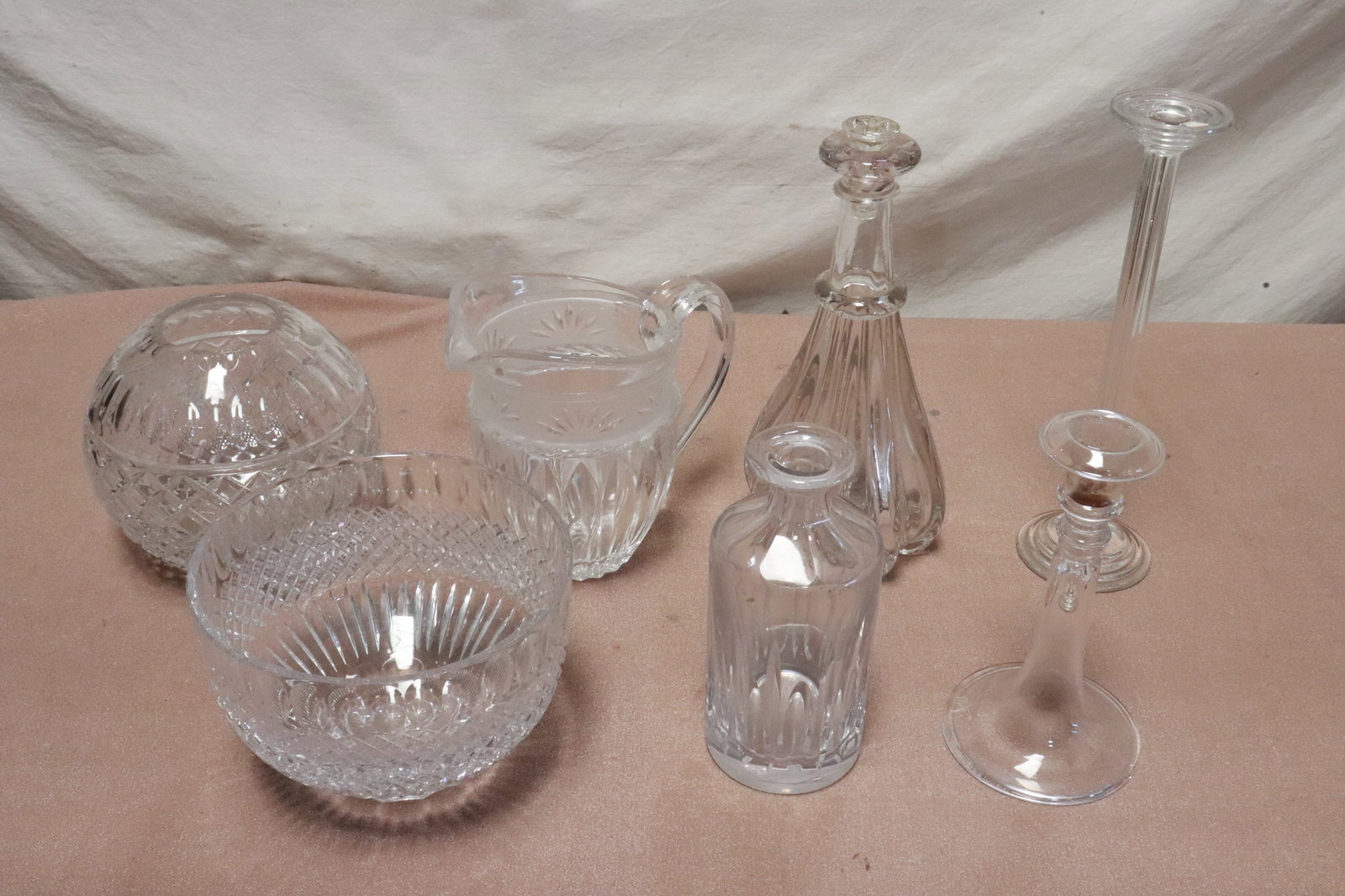 7 pieces crystals/ glasses: 7 pieces crystals/ glasses; including 2 fine crystal punch bowls (5.75"x8.2"dia, 6.8"x7.8"dia)