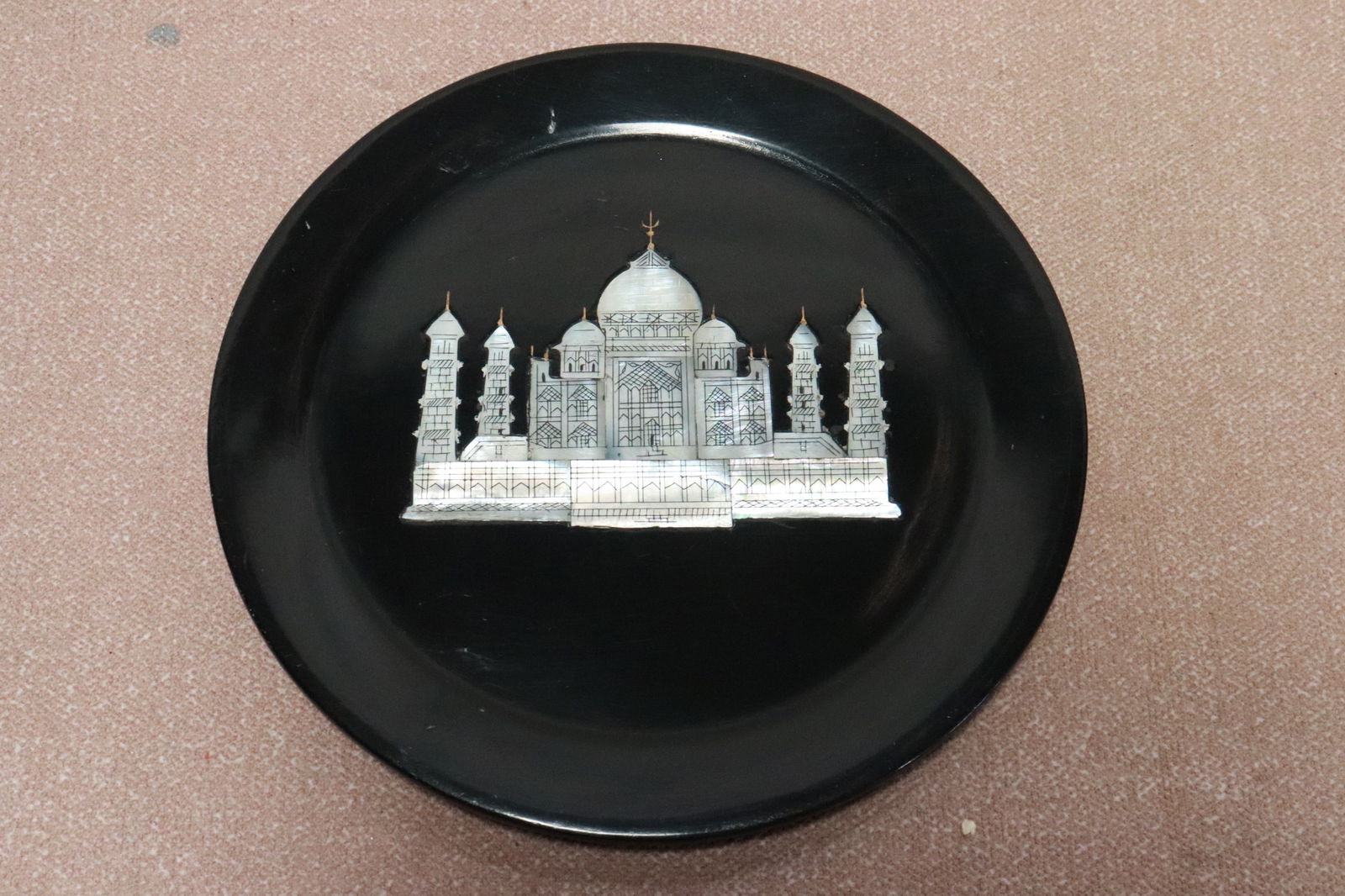 black stone carved plate inlaid w/ mother of pearl: Beautiful black stone carved plate inlaid with mother of pearl to depict taj Mahal, 0.45"x6.85"dia