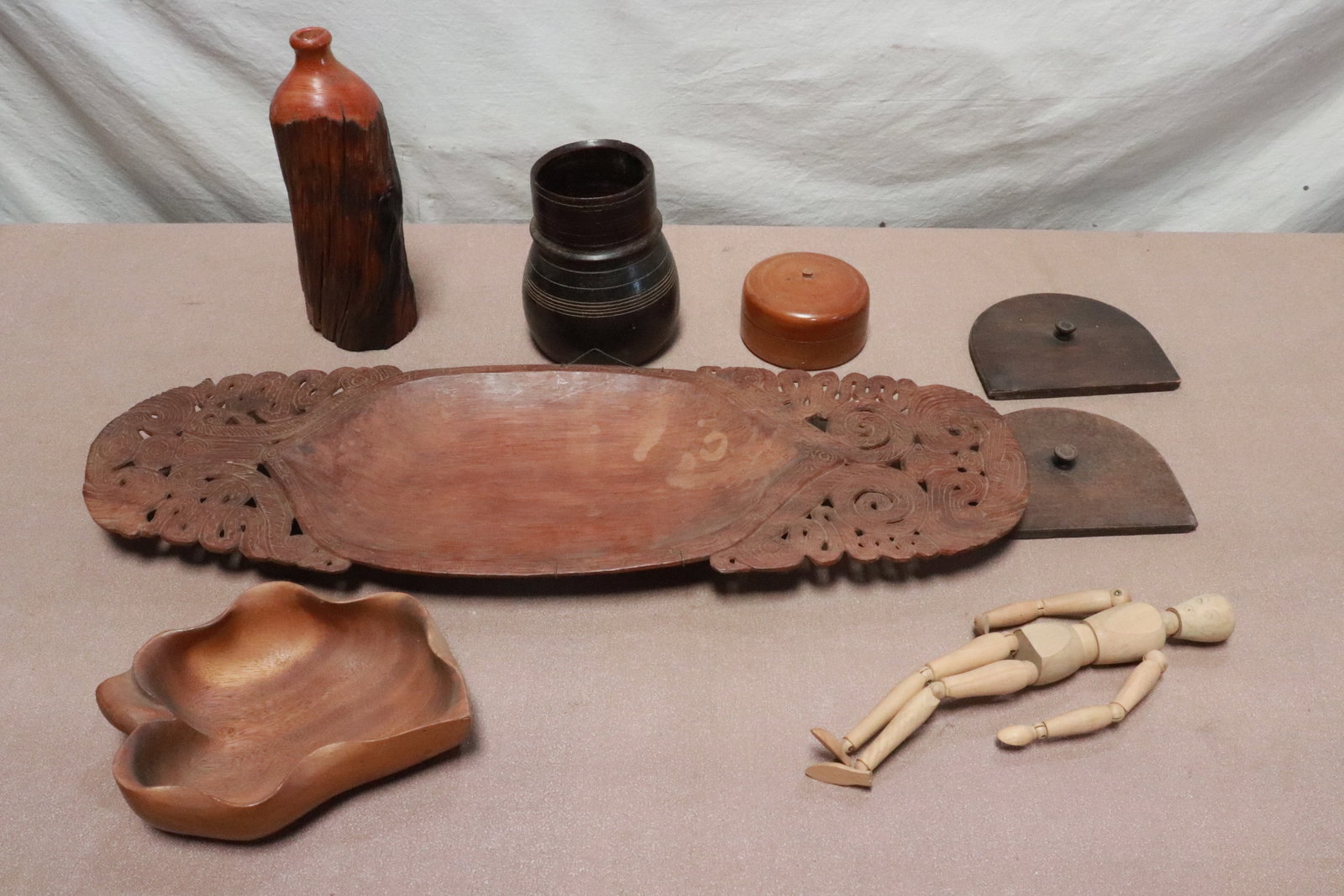 Large lot of wood carved articles: Large lot of wood carved articles