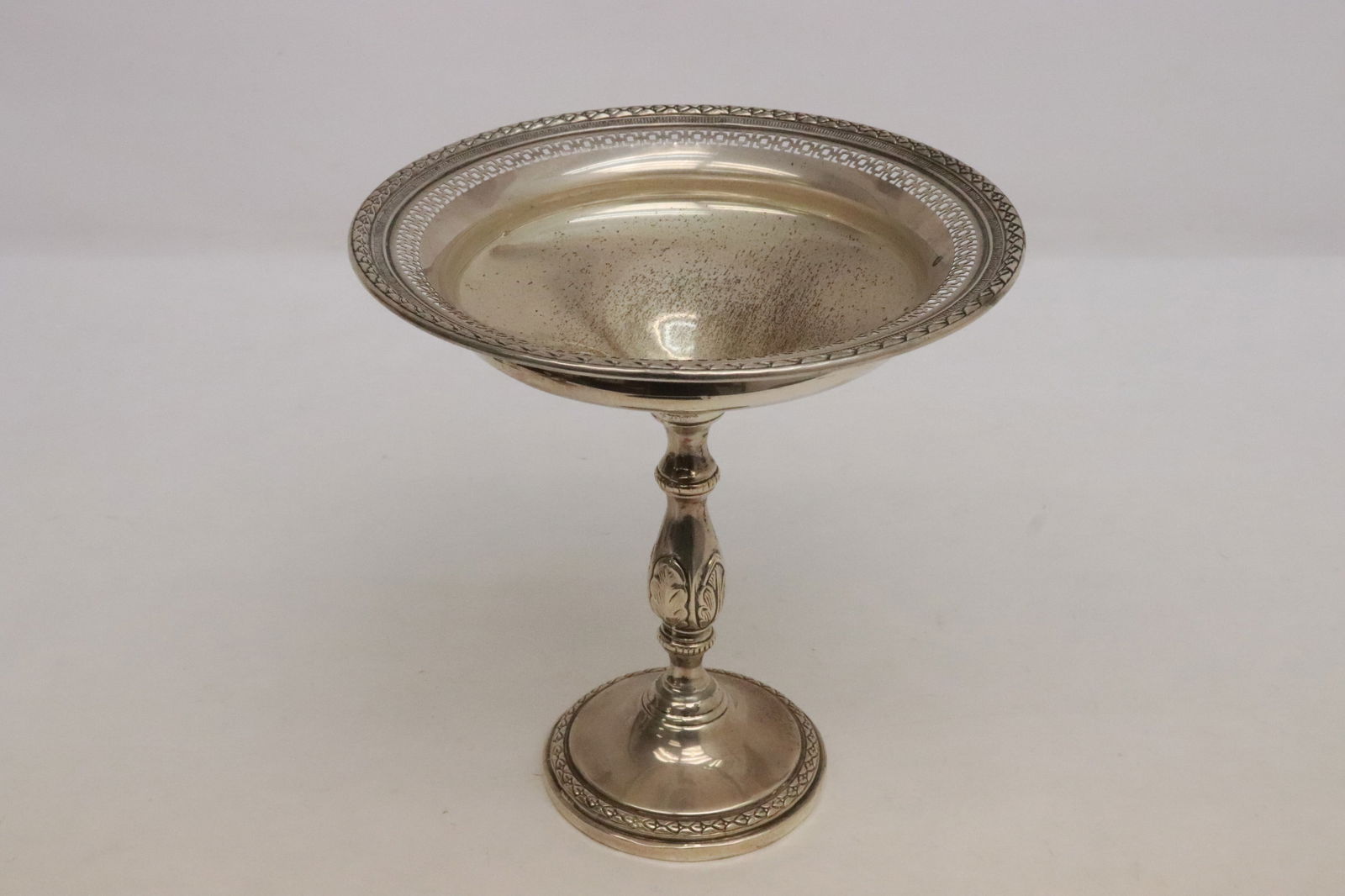 Fine sterling stem plate: Fine sterling stem plate, wt. 232gm, 6.4"x6.2"dia