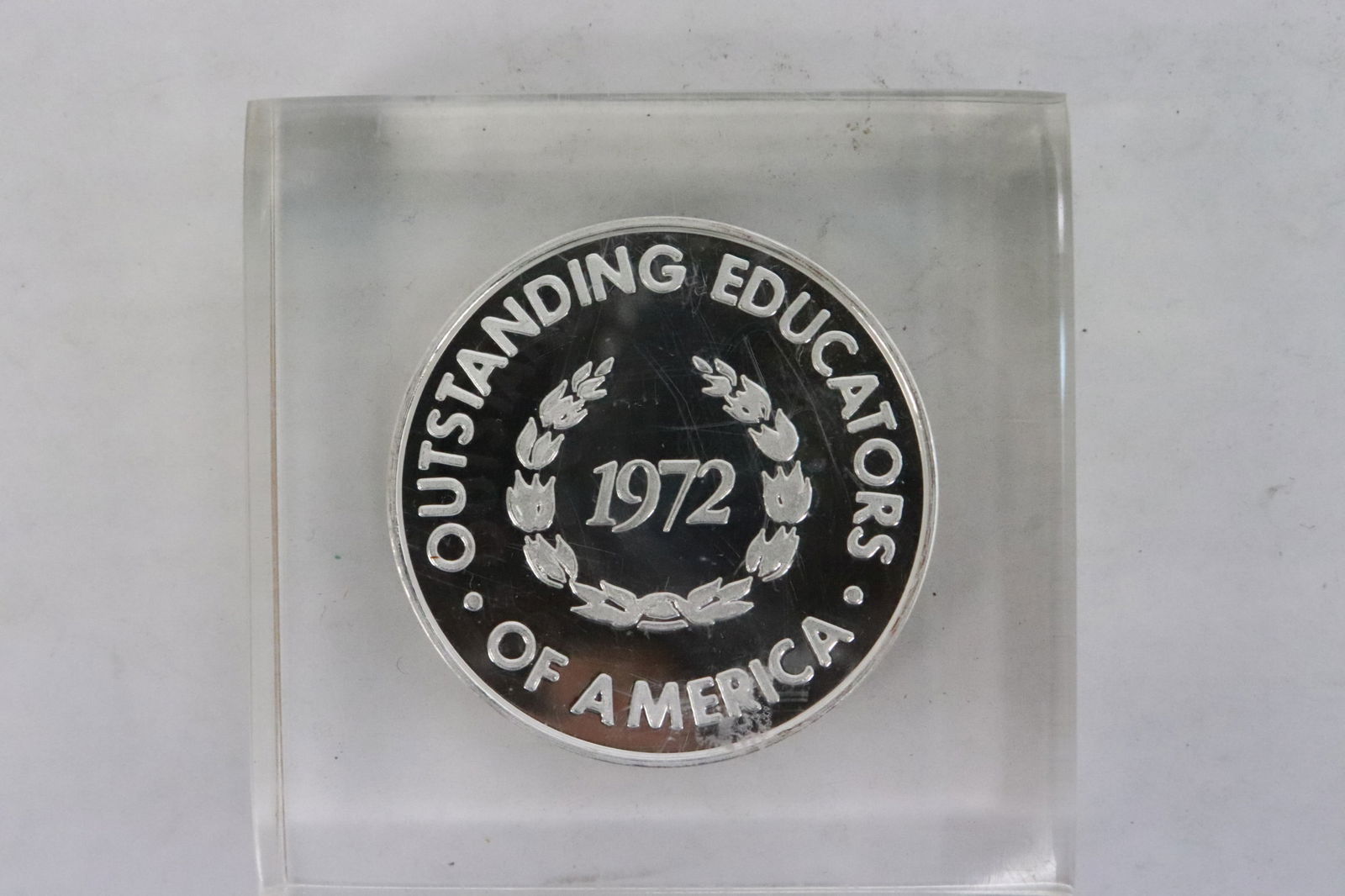1-oz 999 silver coin for 1972 outstanding educator award: A 1-oz 999 silver coin for 1972 outstanding educator award