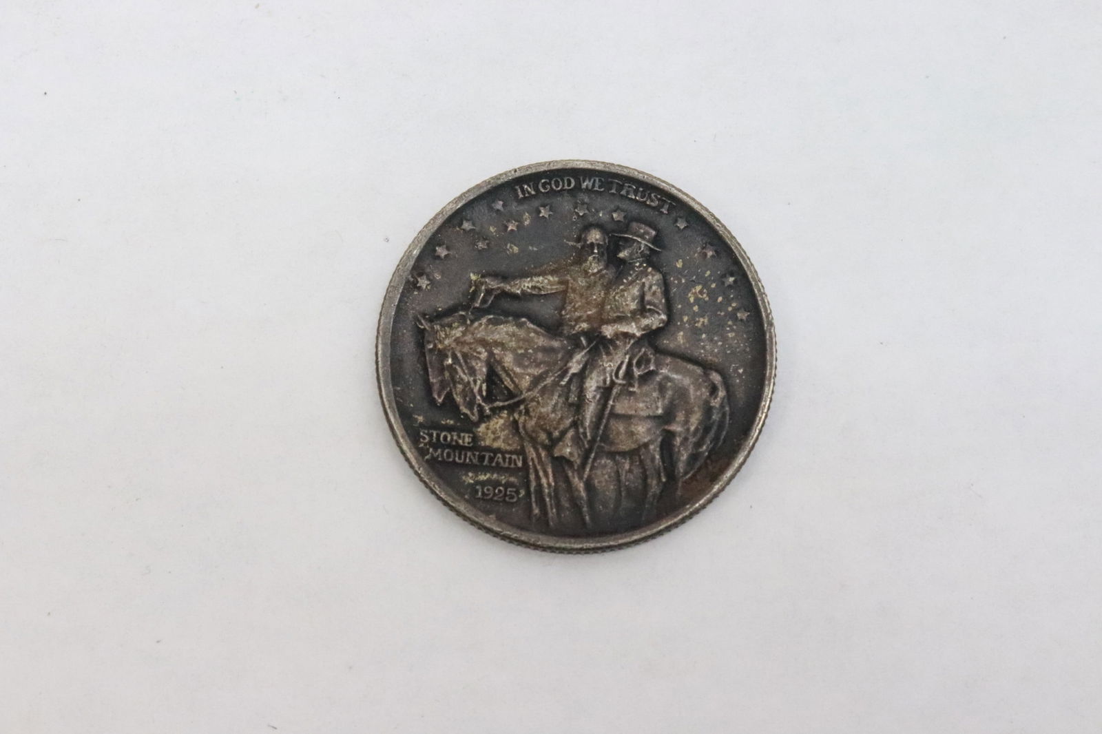A 1925 silver memorabilia 50-cent coin: A 1925 silver "stone mountain" memorabilia 50-cent coin, wt. 12.5gm