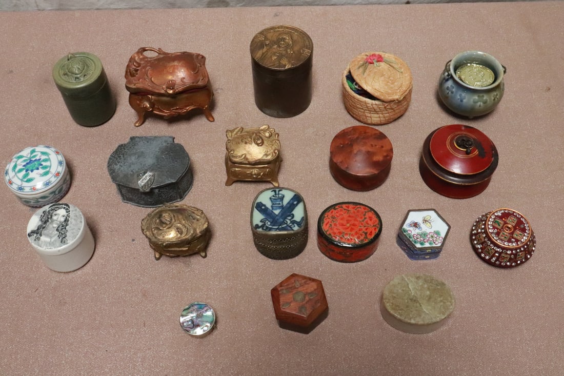 Collection of miniature boxes: Collection of miniature boxes, 0.6"x1.2"dia - 3"x2.5"dia