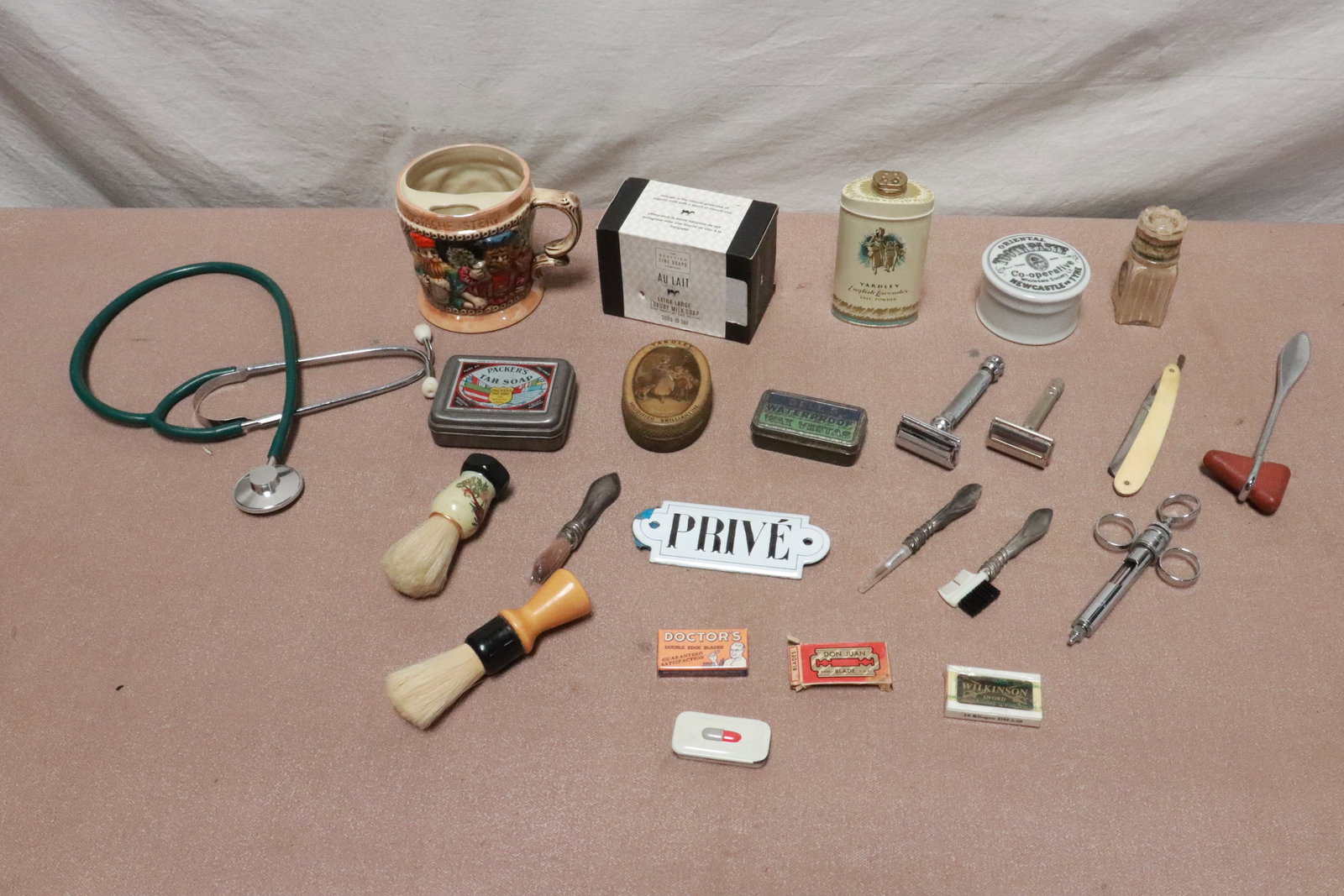 Lot of shaving accessories: Lot of shaving accessories