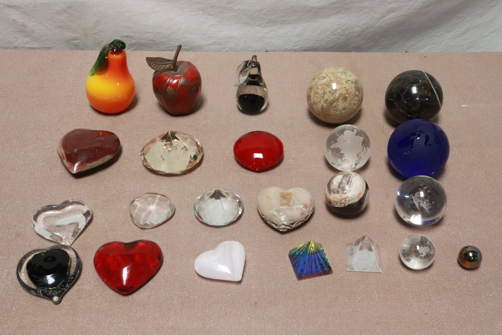 Lot of paper weights, glass ornaments: Lot of paper weights, glass ornaments, 1.5"x1.65"x1.65" - 4.3"x2.7"dia