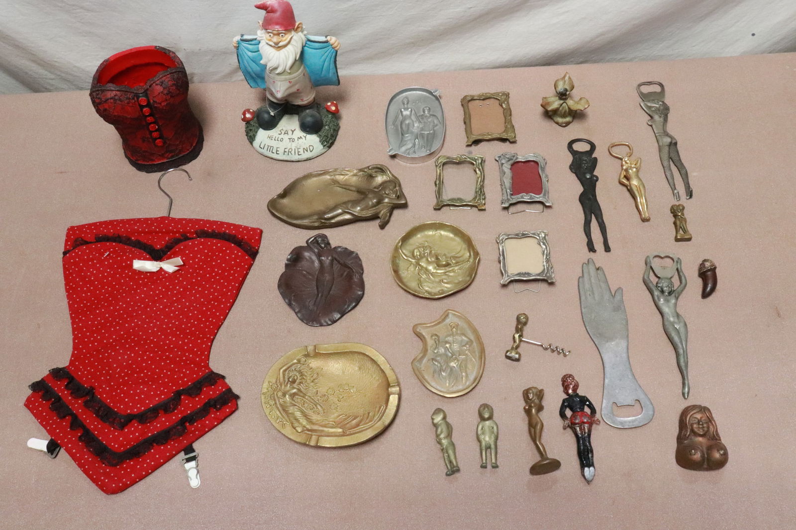 Large lot of naught articles: Large lot of naught articles