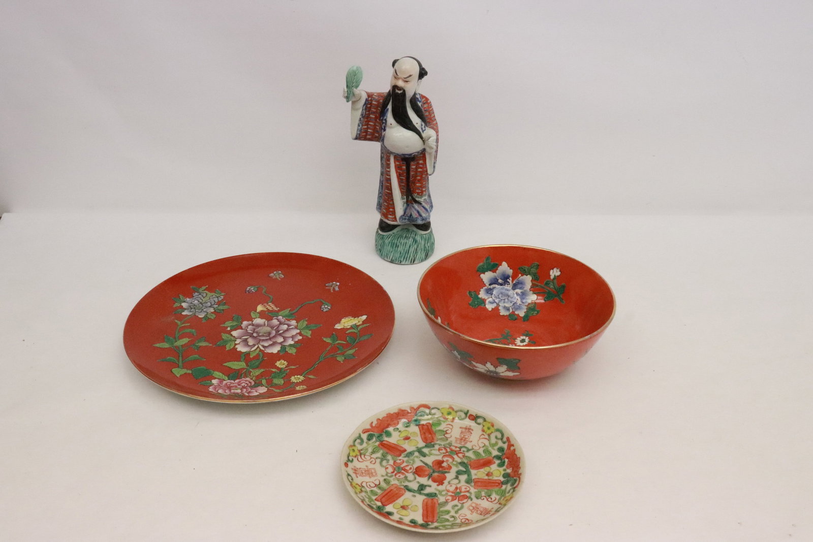 4 pieces vintage Asian porcelain: 4 pieces vintage Asian porcelain, 0.9"x5.65"dia - 9.25"H
