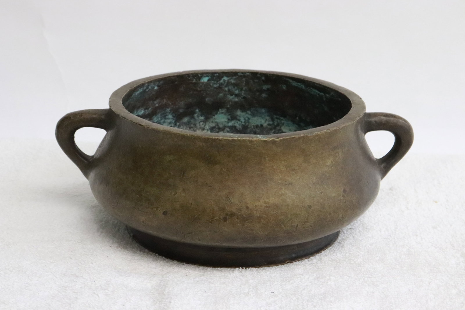 A bronze handled censer: A bronze handled censer, 2.65"x6.85"x5.65"
