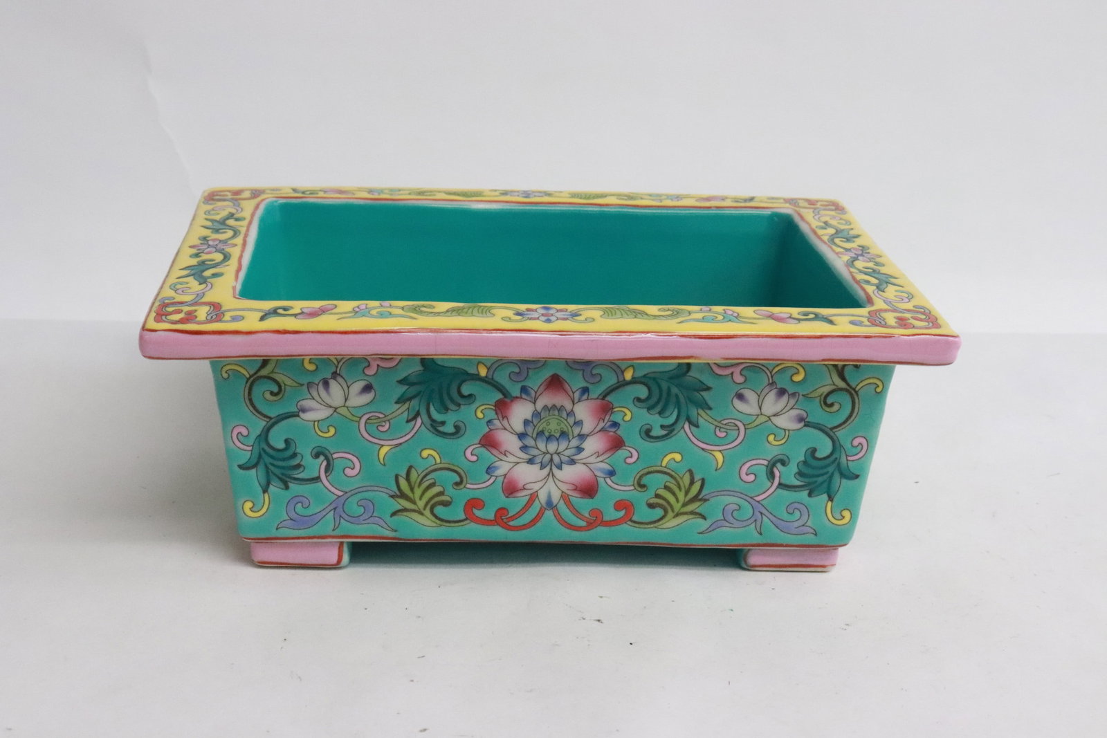 Beautiful famille rose planter: Beautiful famille rose planter, 2.35"x6"x4.2"