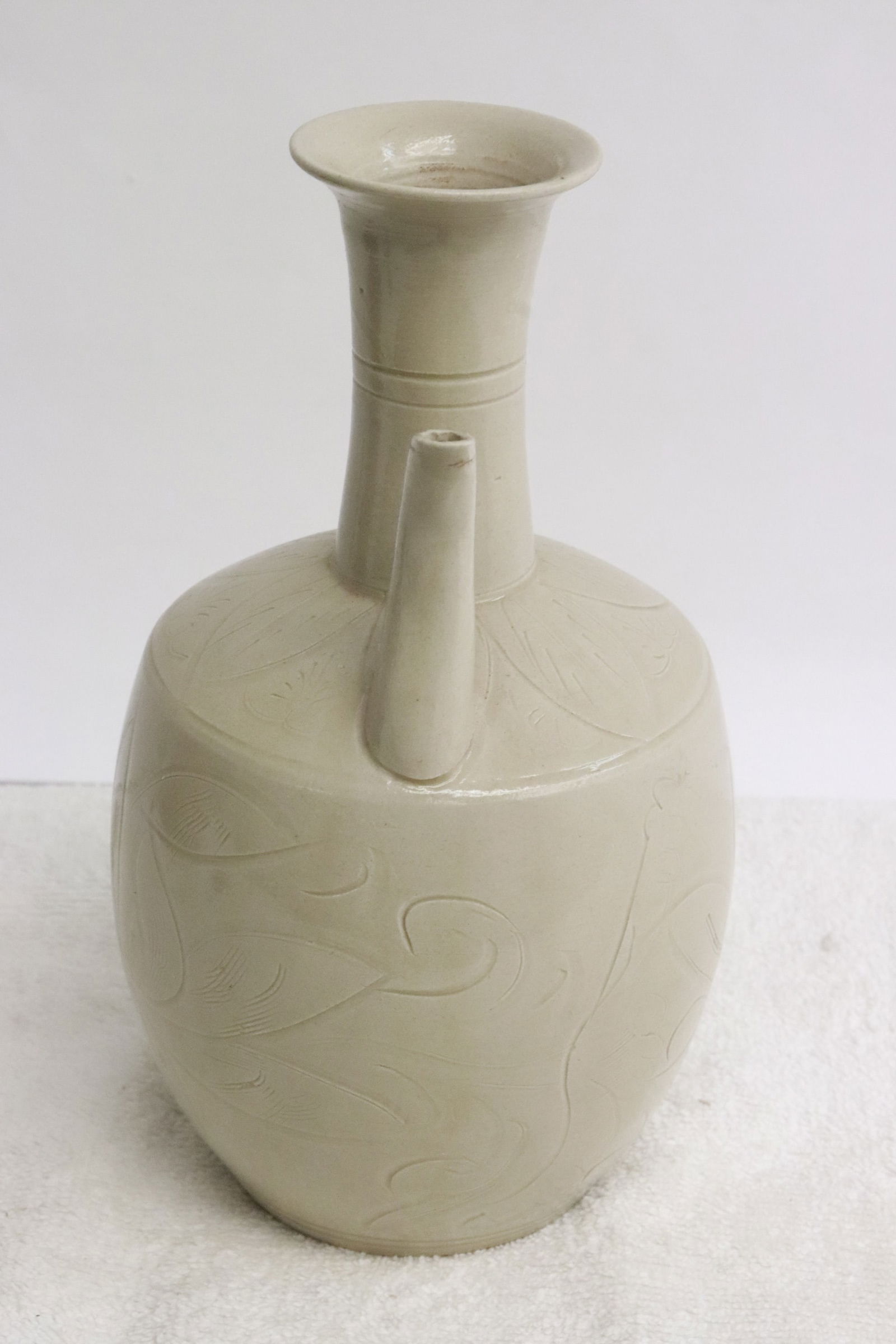 Chinese white glazed wine server - 2