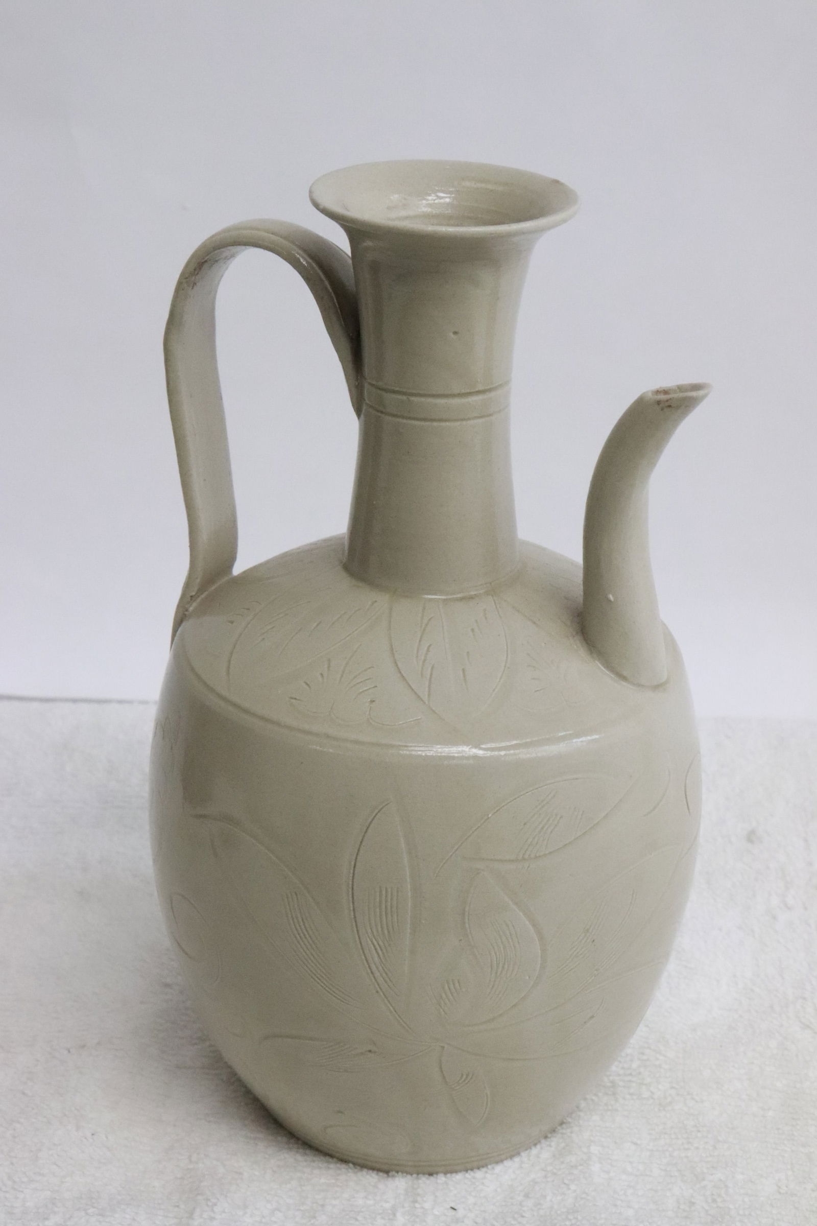 Chinese white glazed wine server - 4