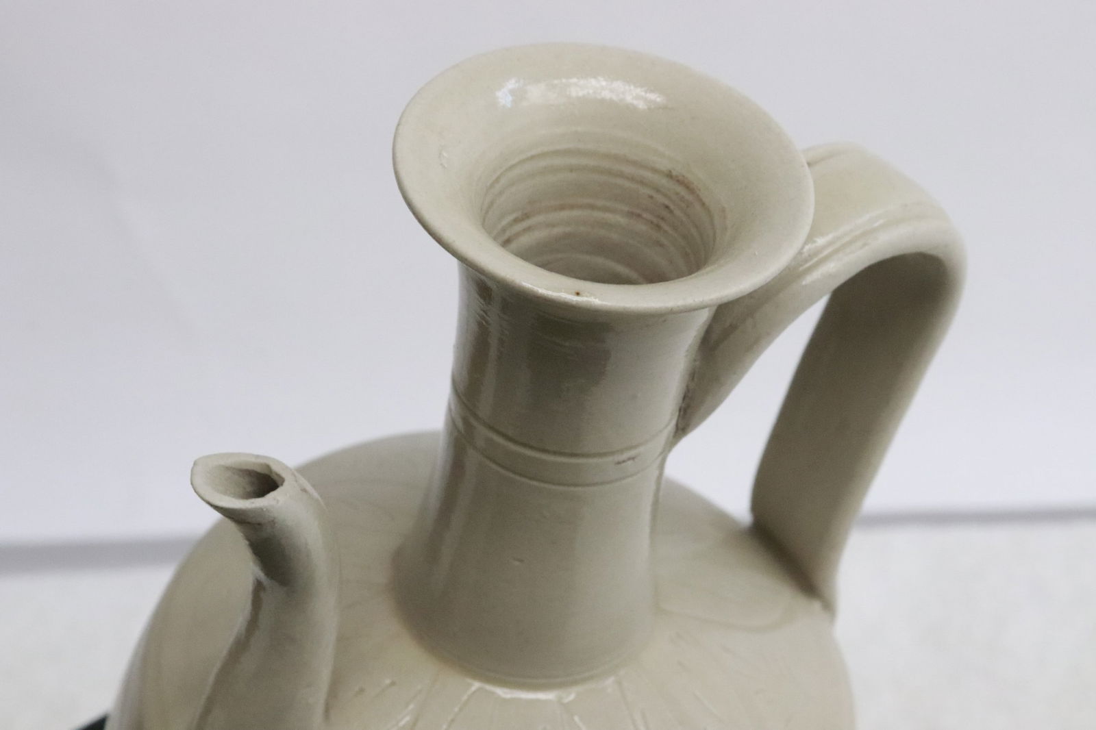 Chinese white glazed wine server - 6