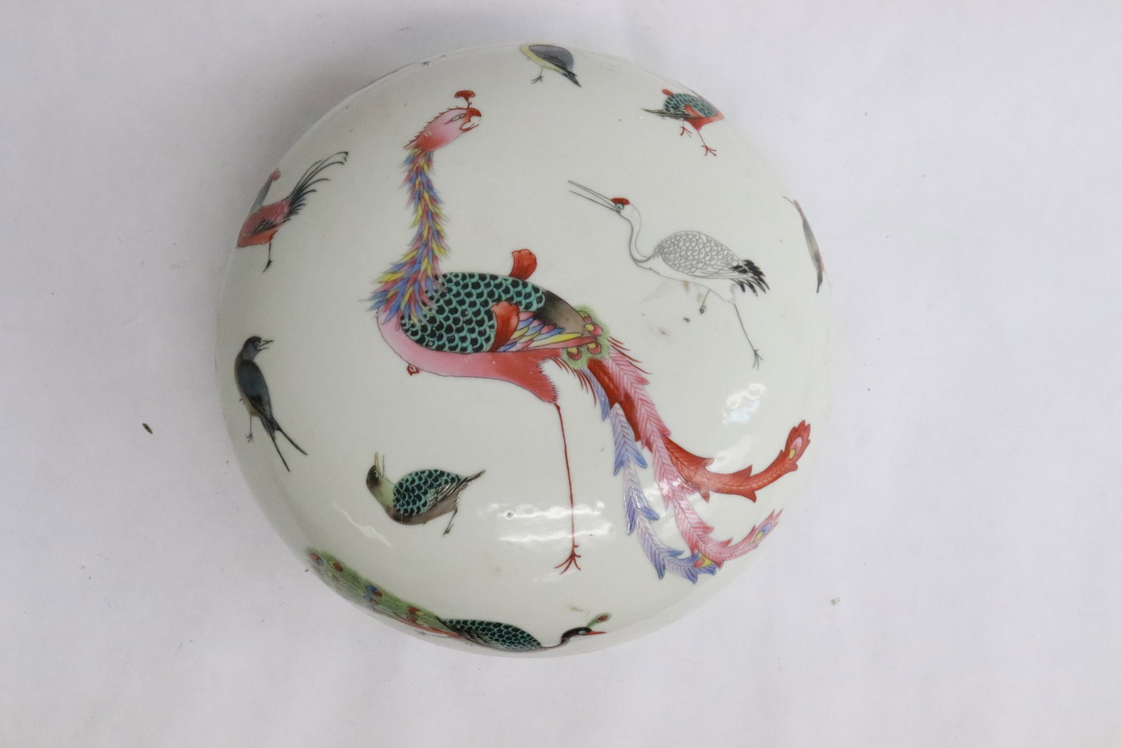 famille rose porcelain covered round box: Fine famille rose porcelain covered round box, 4"x7"dia