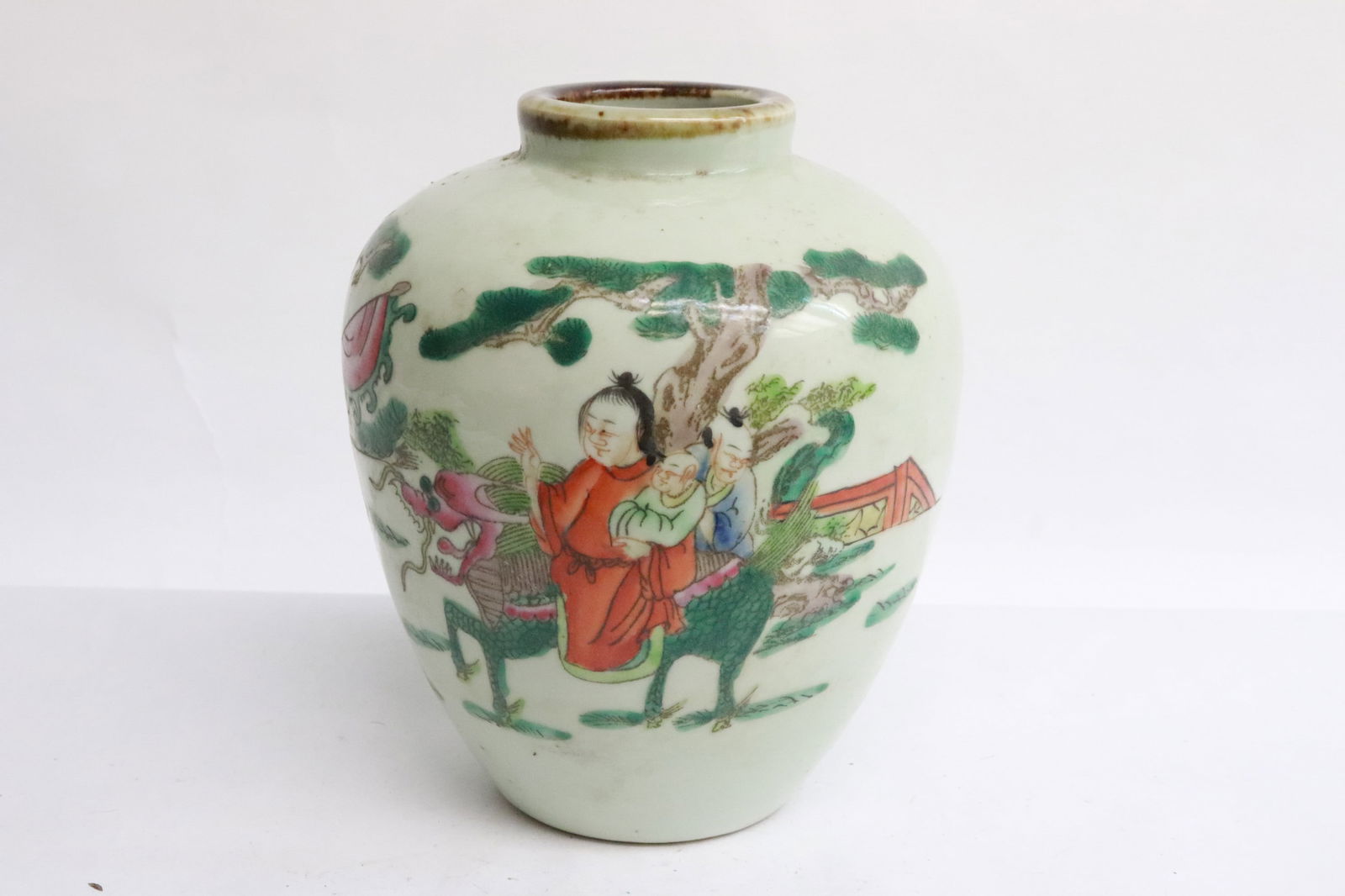 Chinese famille rose porcelain jar: Chinese famille rose porcelain jar, 6.35"x5.5"dia