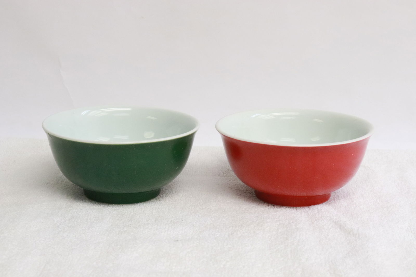 2 single colored porcelain bowls: 2 single colored porcelain bowls, 2.2"x4.35"dia, 2.2"x4.45"dia