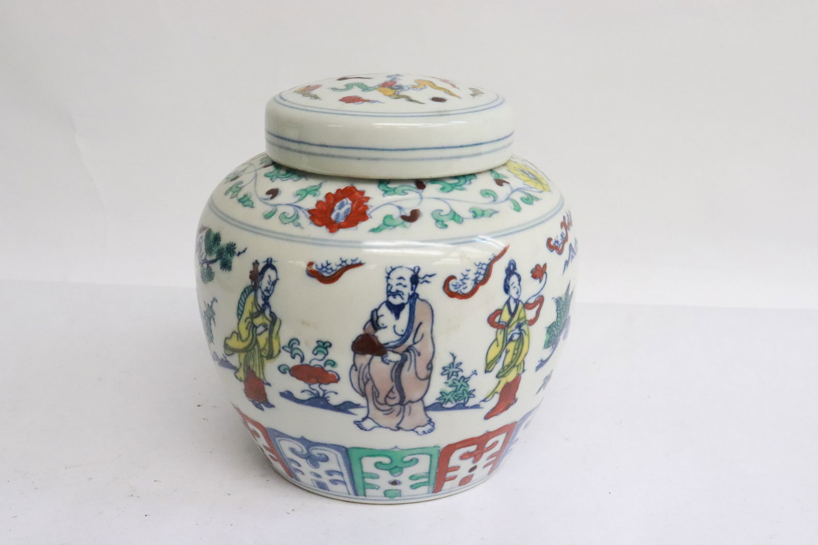 A wucai porcelain covered tea caddy: A wucai porcelain covered tea caddy, 5"x4.8"dia