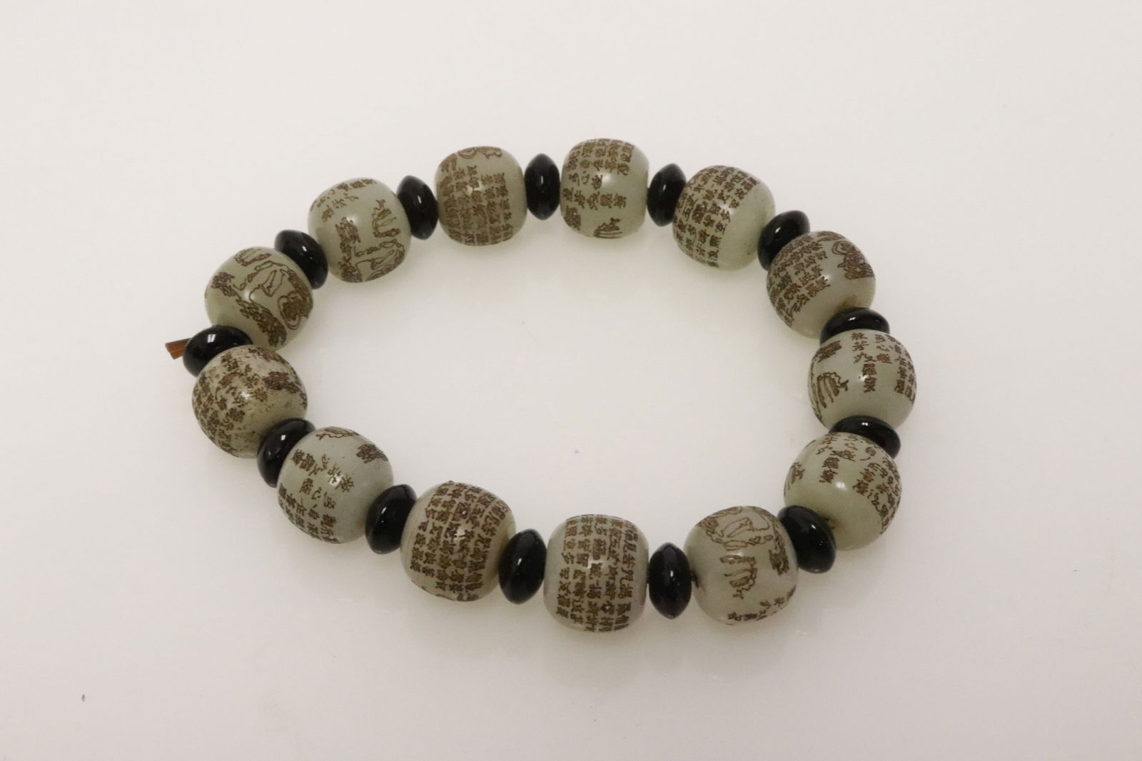 Jade bead bracelet with calligraphy - 3