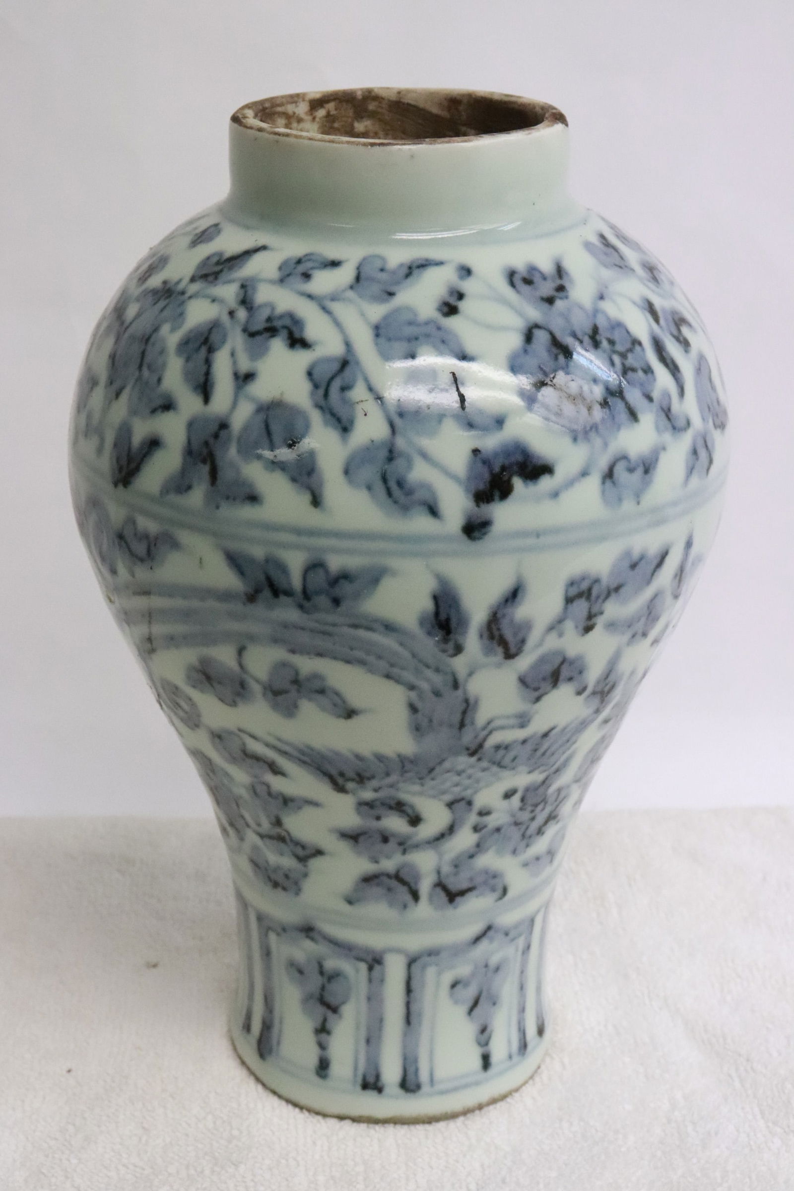 Blue and white jar: Blue and white jar, top edge chip, 8.5"x5.5"dia