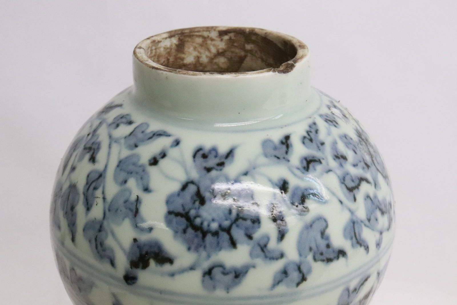 Blue and white jar - 4