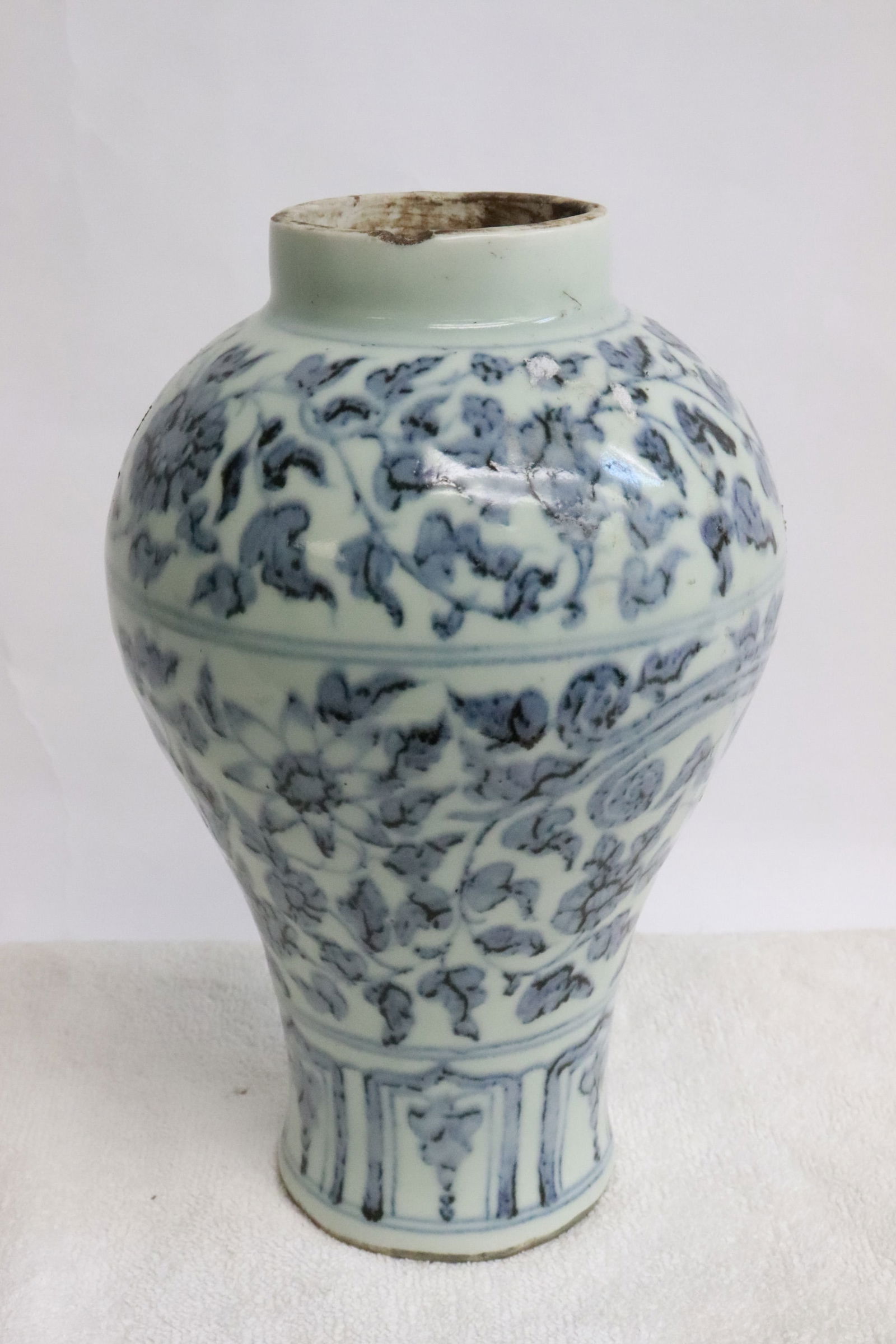 Blue and white jar - 5