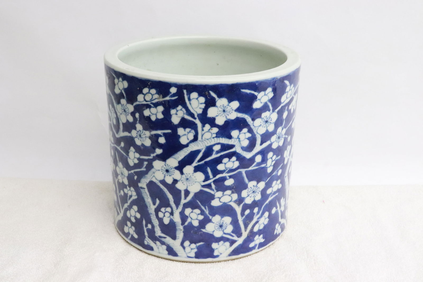 Chinese blue and white porcelain brush holder: Chinese blue and white porcelain brush holder, 6.6"x6.8"dia