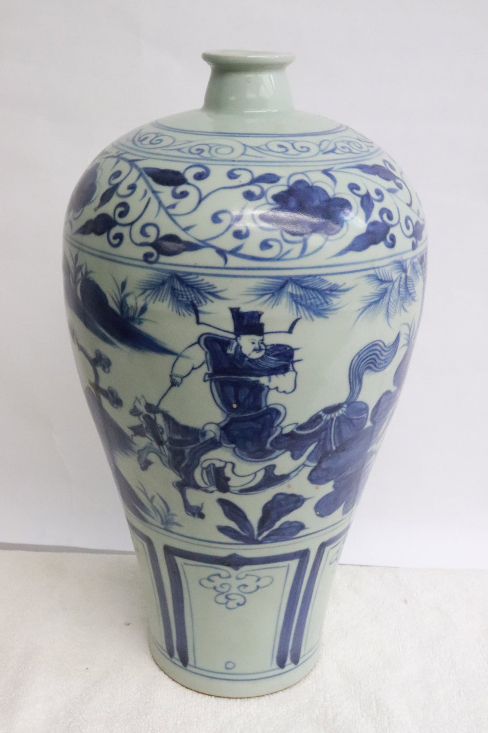 Chinese blue and white meiping: Chinese blue and white meiping, 13.3"x7.4"dia
