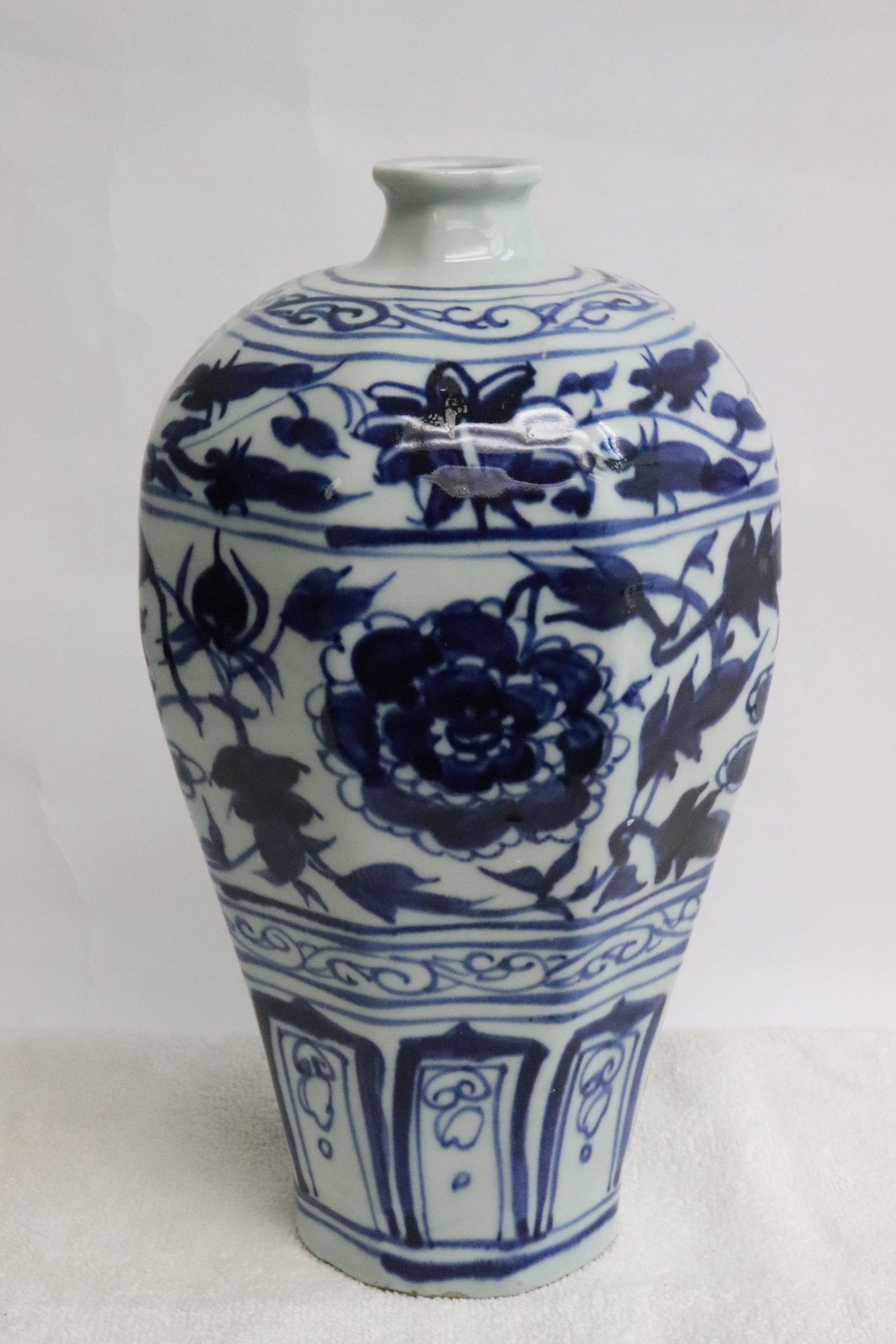 Chinese blue and white porcelain meiping: Chinese blue and white porcelain meiping, 10.35"x5.9"x5.9"