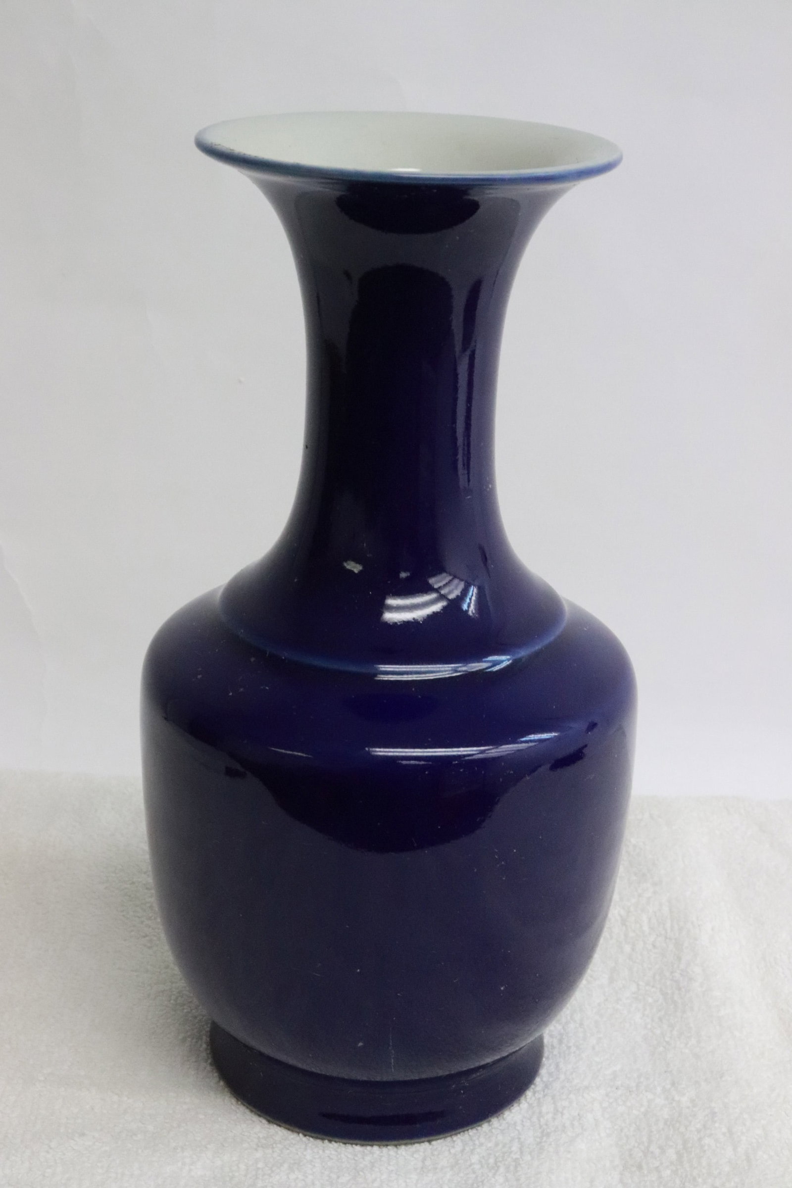 Fine Chinese blue glazed porcelain vase: Fine Chinese blue glazed porcelain vase, 8.3"x4.3"dia