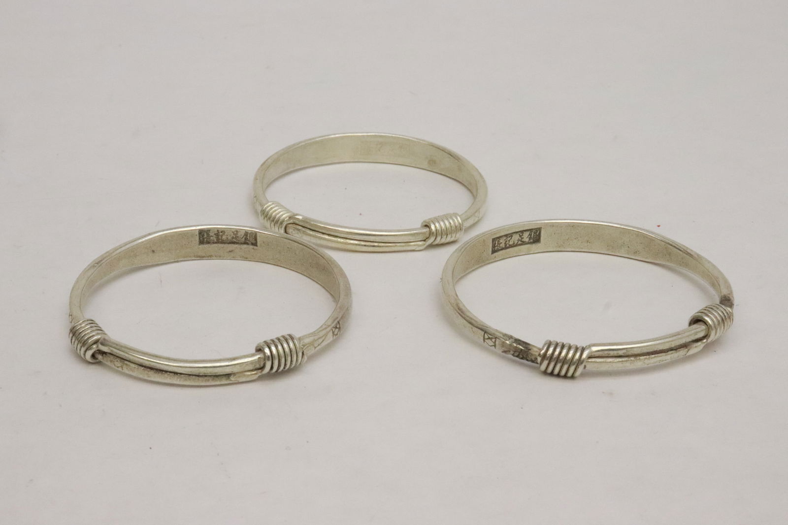 6 white metal bracelets - 2
