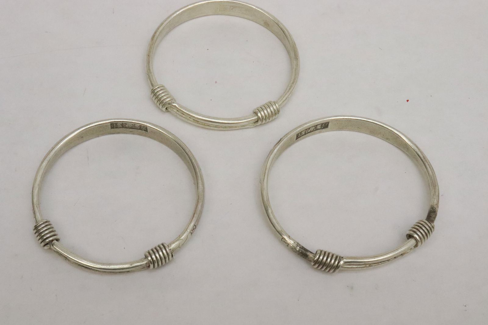 6 white metal bracelets - 3