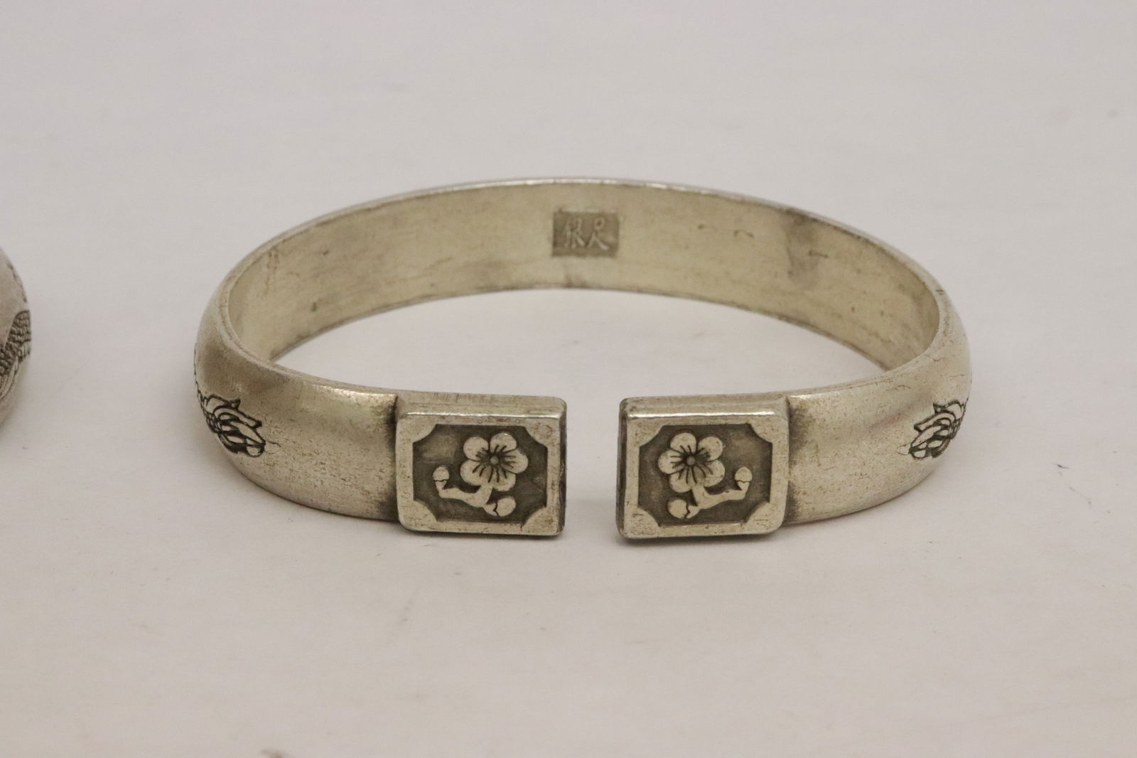 6 white metal bracelets - 5