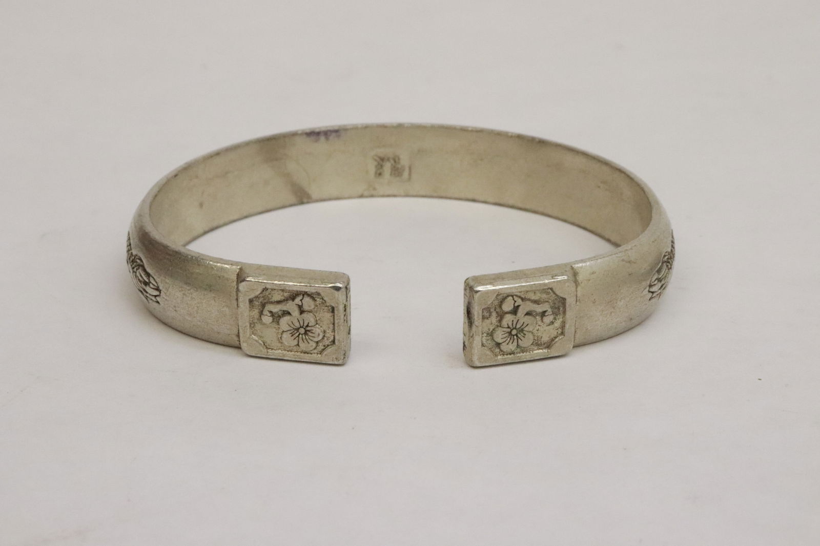 6 white metal bracelets - 6