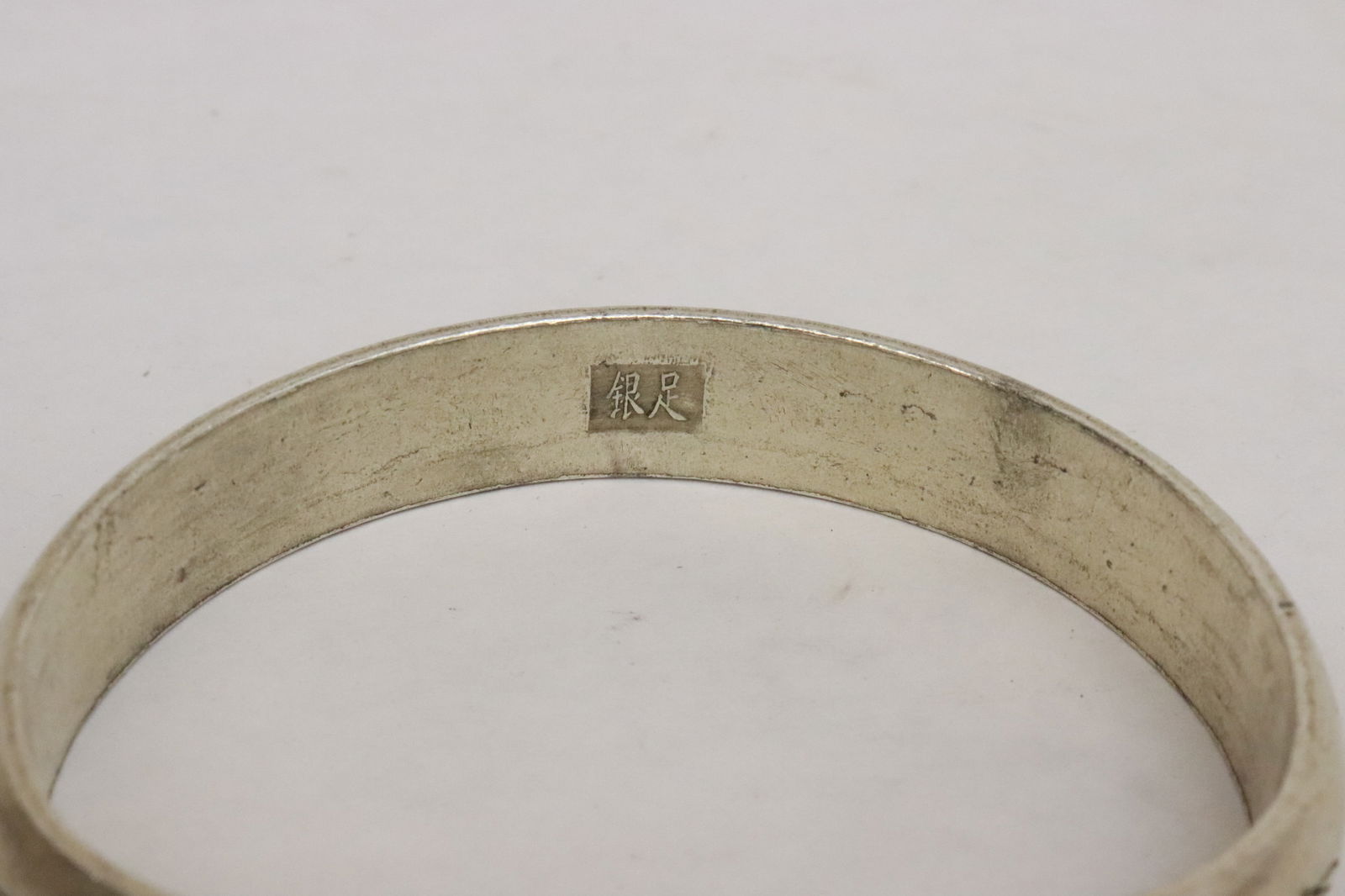 6 white metal bracelets - 8