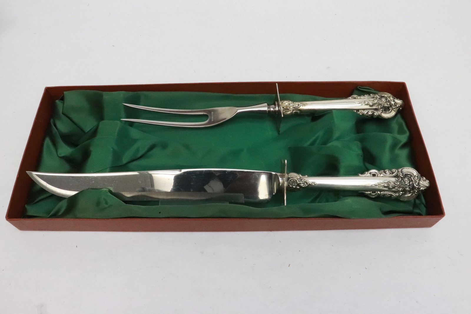 2 sterling serving pieces by Wallace in Grand Baroque pattern: 2 sterling serving pieces by Wallace in Grand Baroque pattern, 10.85"L, 13.7"L (box:1.8"x5.8"x14.35")