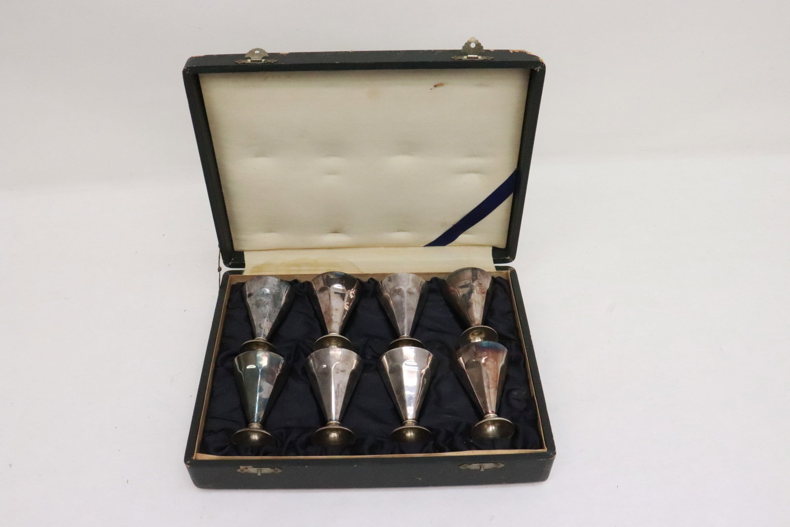 8 sterling cups, wt. 200gm: 8 sterling cups, wt. 200gm, 2.5"x1.75"dia ea (box:2.35"x9.65"x7.3")