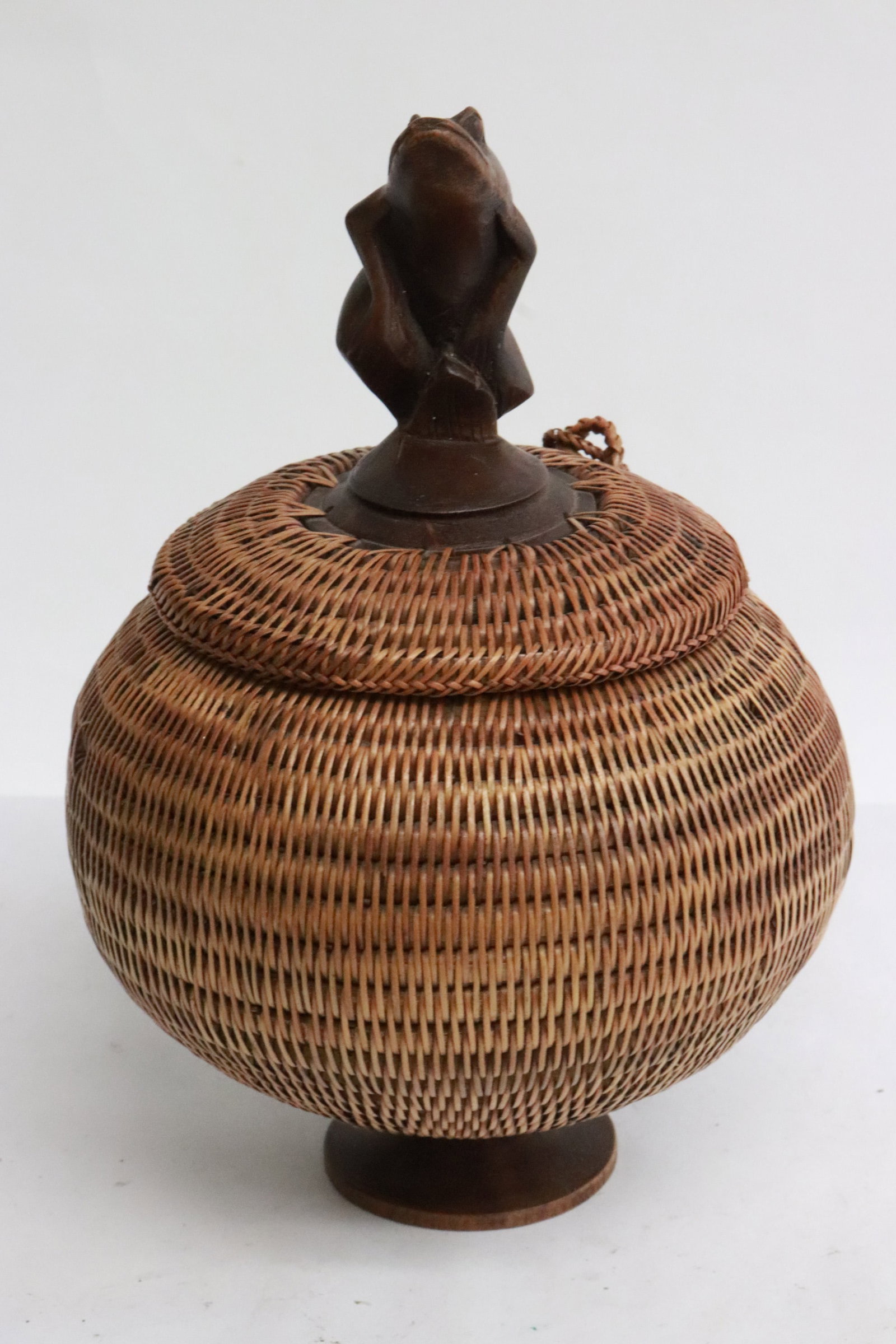 Nantucket bucket with wood carved frog top: Nantucket bucket with wood carved frog top, 6.5"x4.6"dia