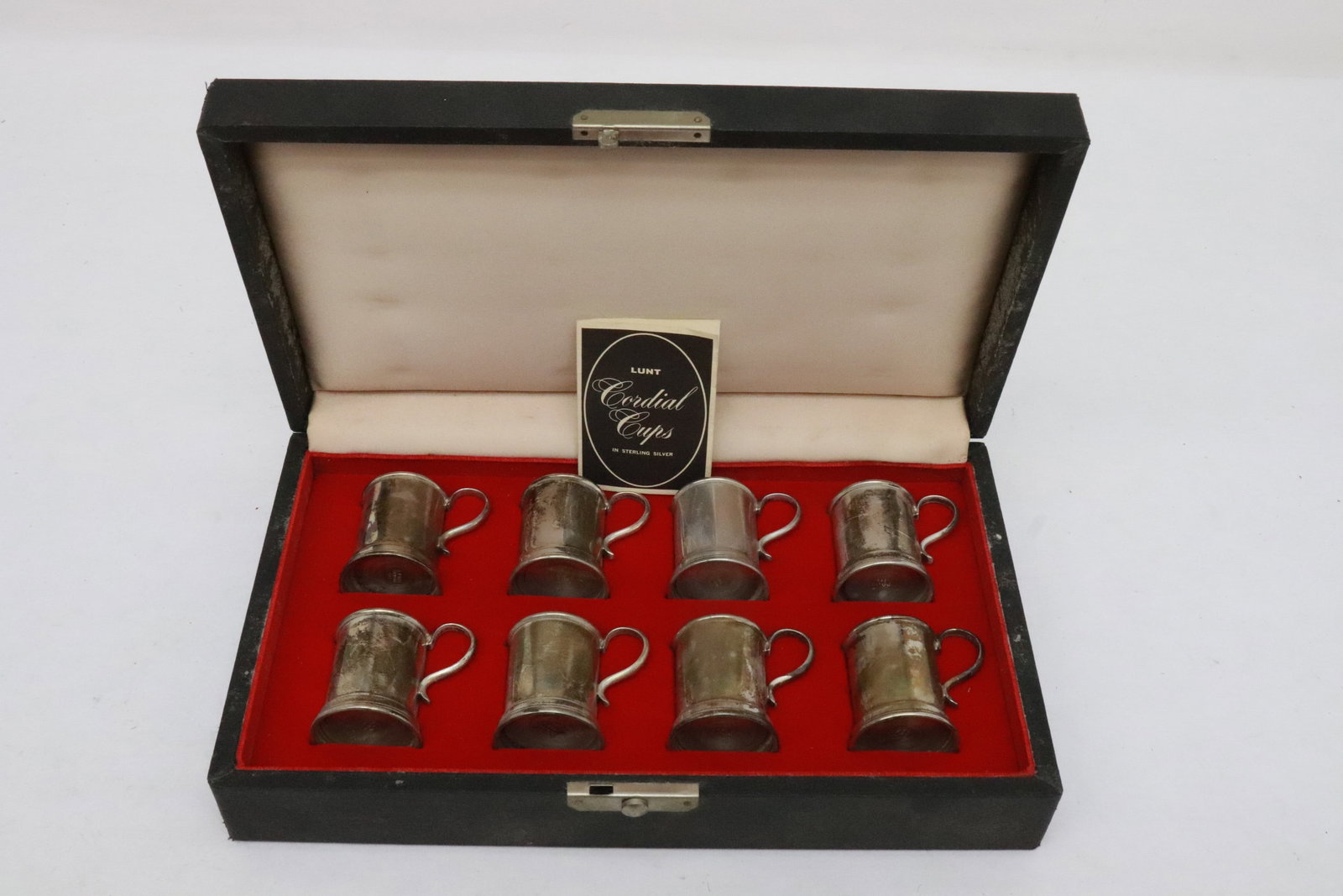 8 sterling cups by Lunt, wt. 210gm: 8 sterling cups by Lunt, wt. 210gm, 1.9"x2"x1.33" ea (box:1.2"x9.95"x5.7")
