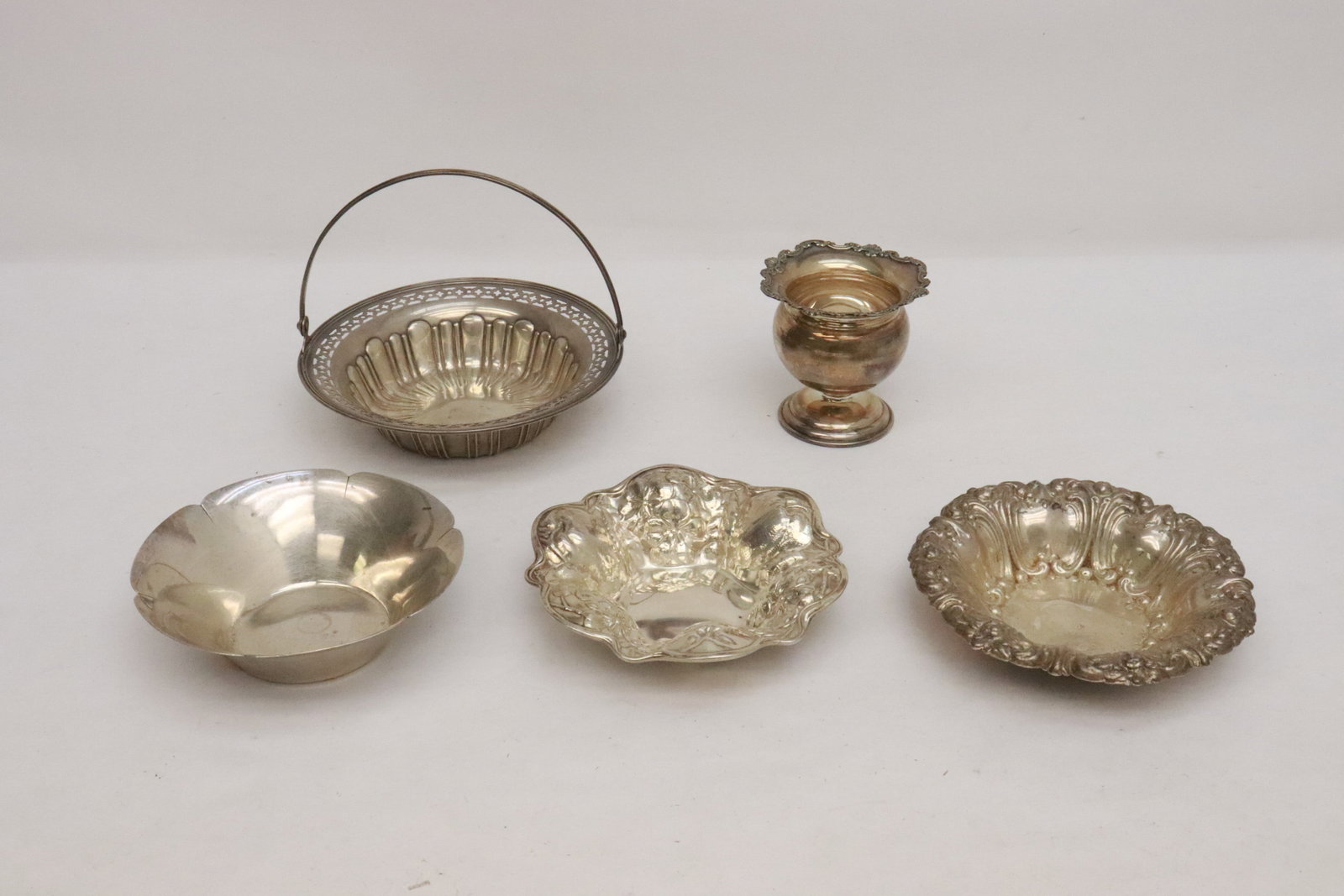 5 sterling bowls, total wt. 445gm: 5 sterling bowls, total wt. 445gm, 3"x3.2"dia - 2.1"x6.2"x6.1"