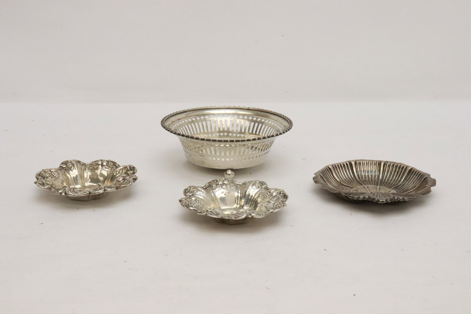 4 sterling dishes, wt. 205gm: 4 sterling dishes, wt. 205gm, 0.8"x3.3"dia - 1.75"x4.7"dia