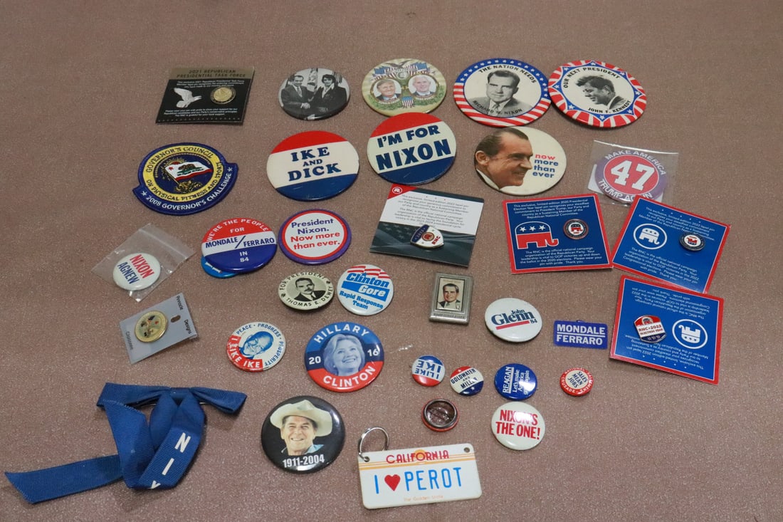 Lot of political buttons: Lot of political buttons, 0.35"x0.72"dia - 0.2"x3.4"dia